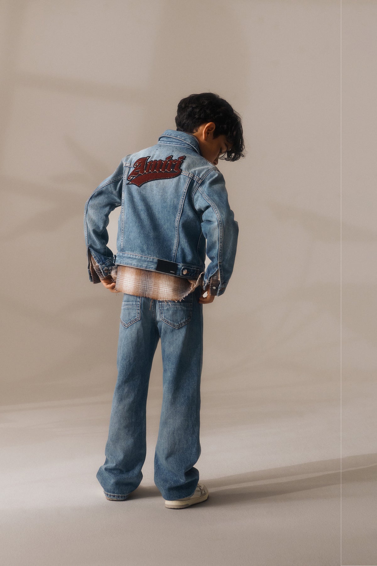 Jeans corte regular en denim azul medio
