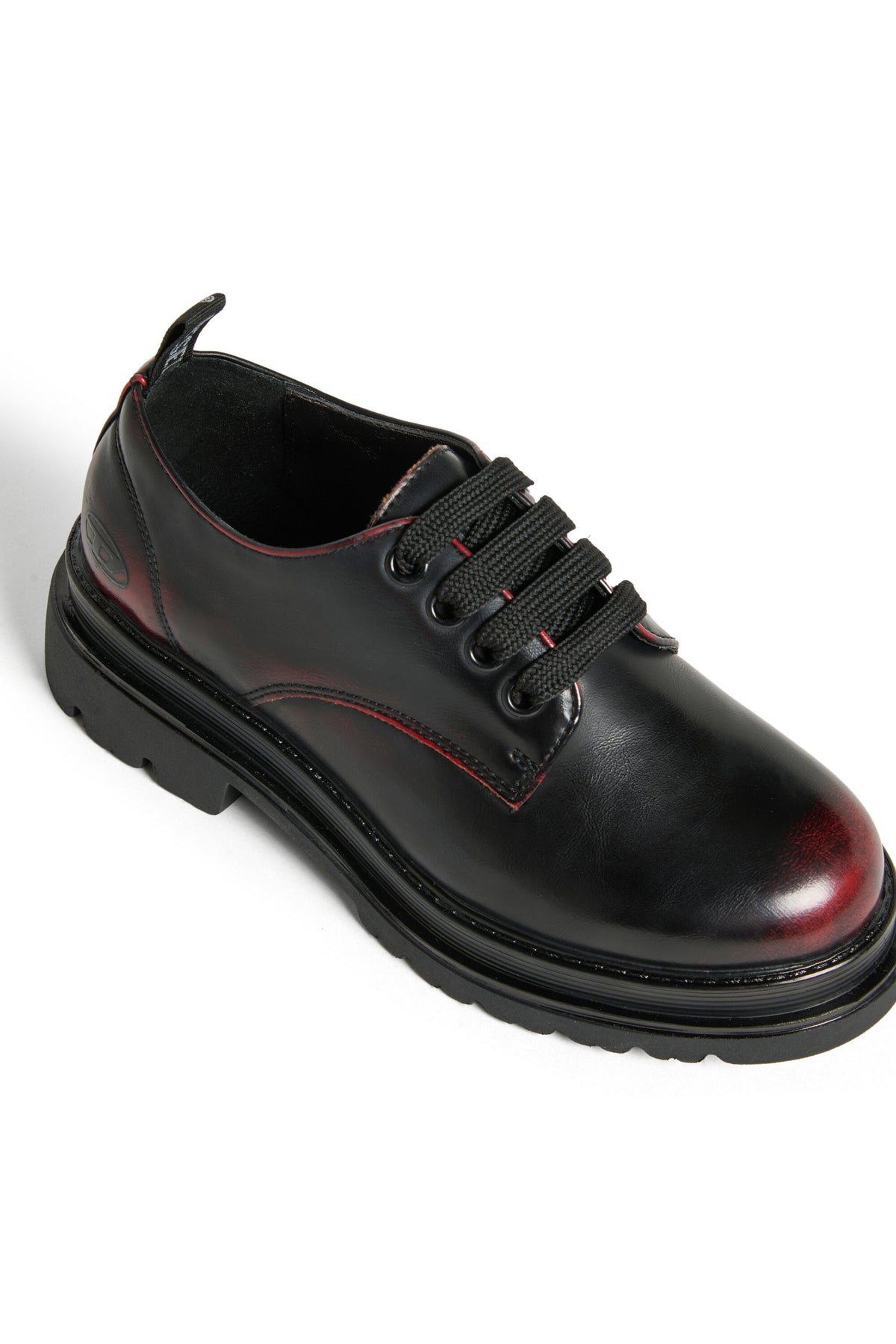 Lace-up shoes with logo