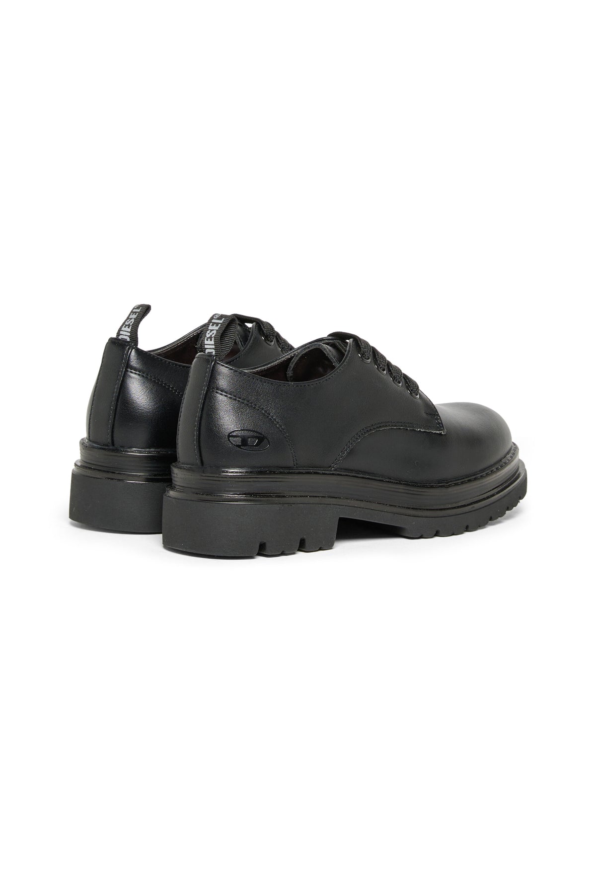 Zapato con cordones y logo