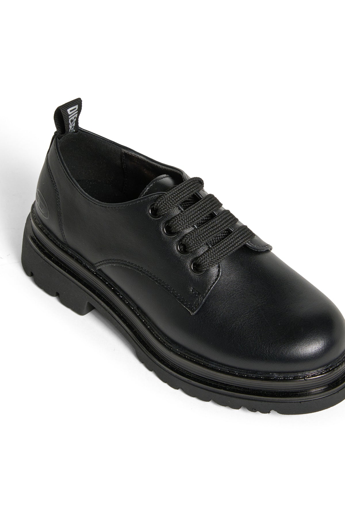 Zapato con cordones y logo