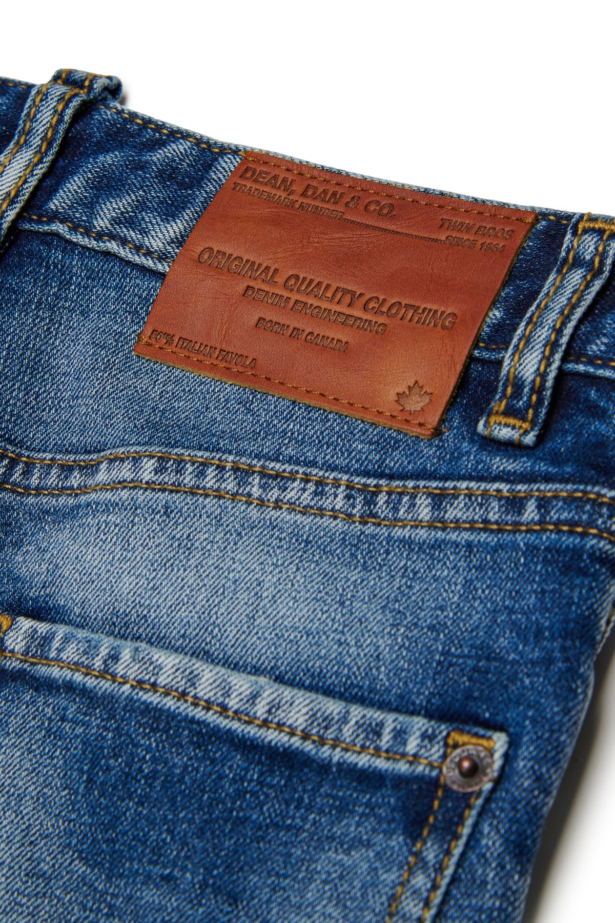 Jeans rectos azul claro con bajo ancho - 642