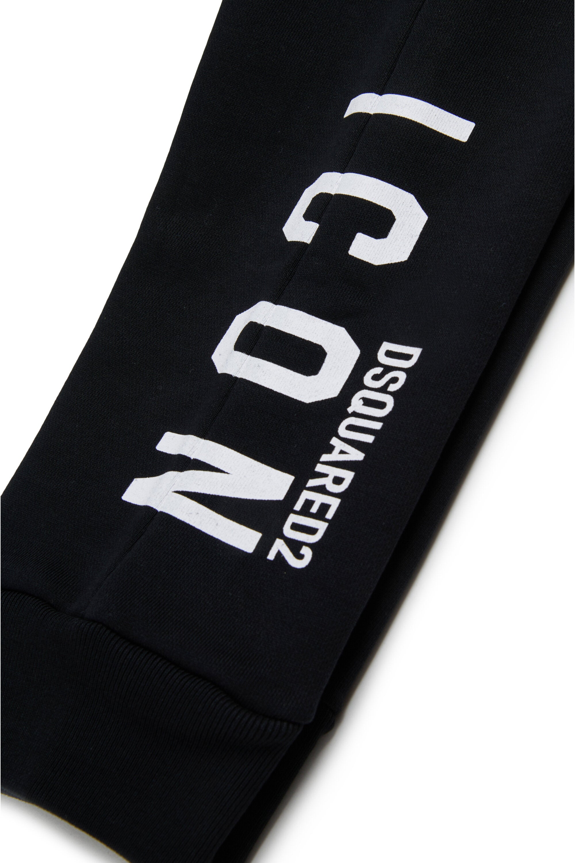 Pantalones deportivos con la marca ICON