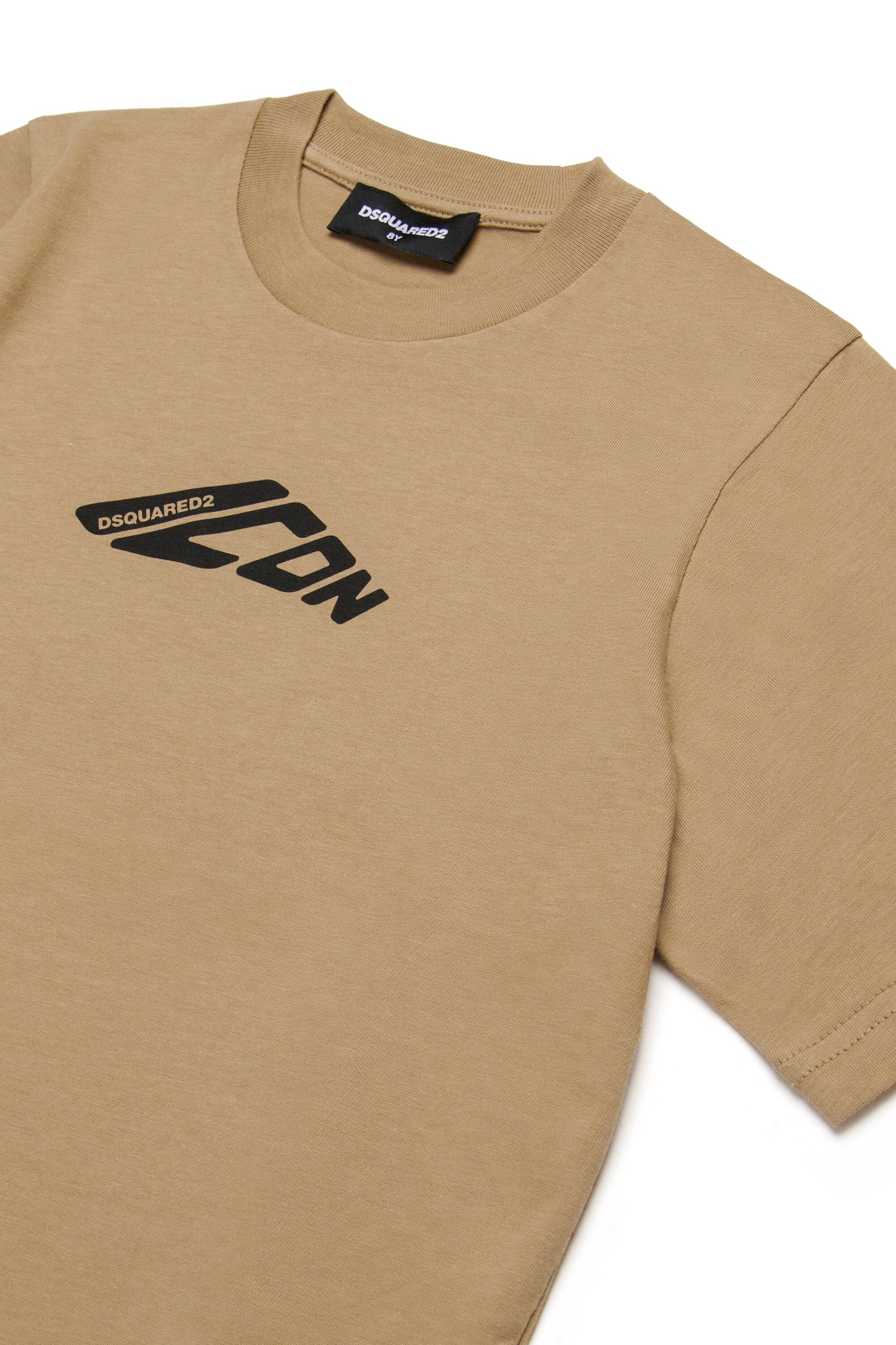 Camiseta con logotipo en contraste