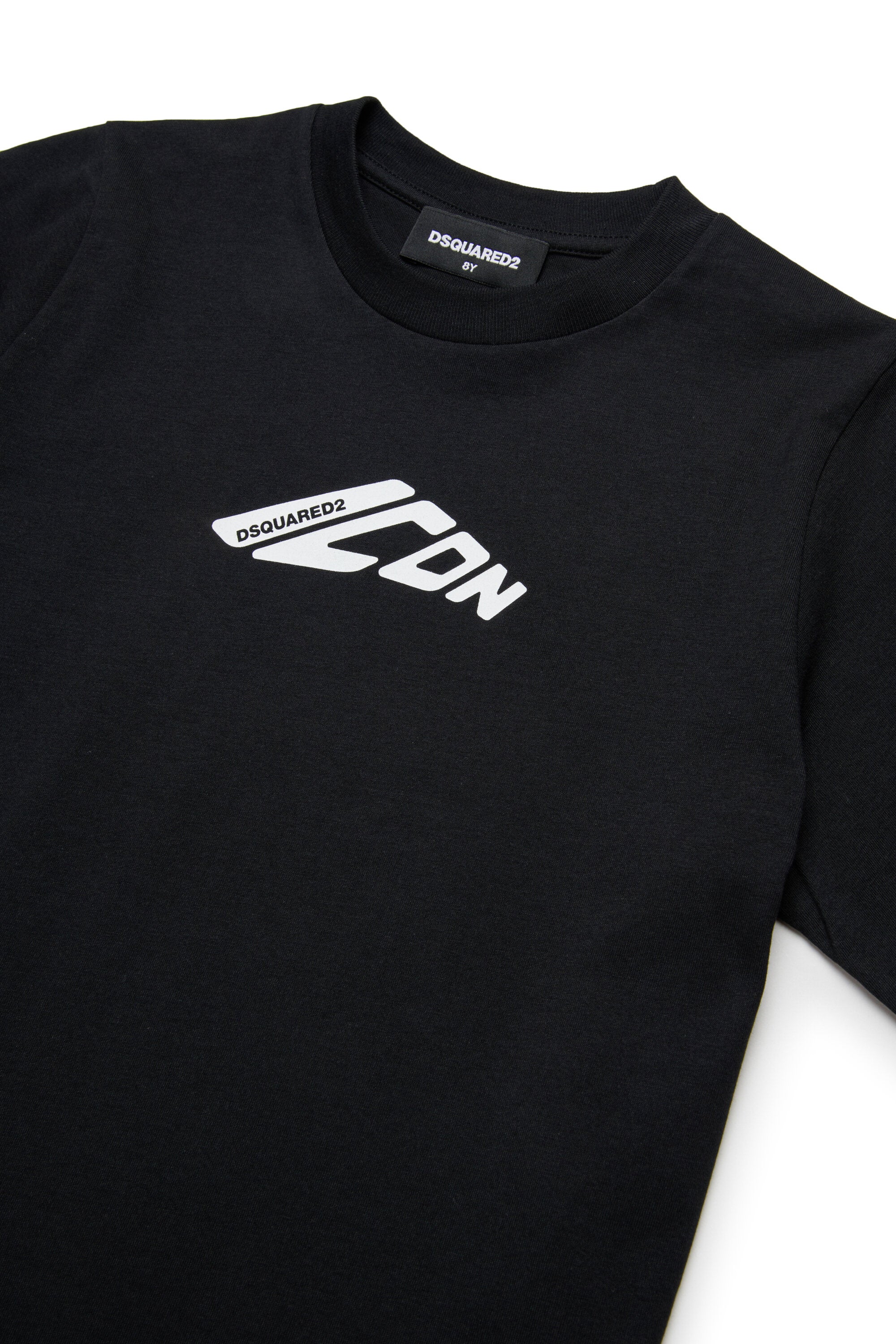 Camiseta con logotipo en contraste