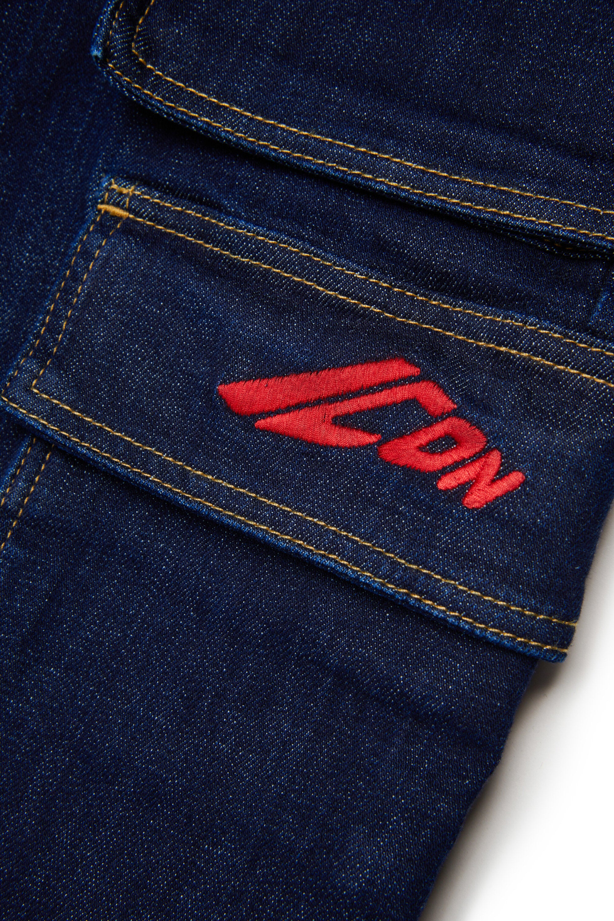 Vaqueros cargo regular en denim azul oscuro