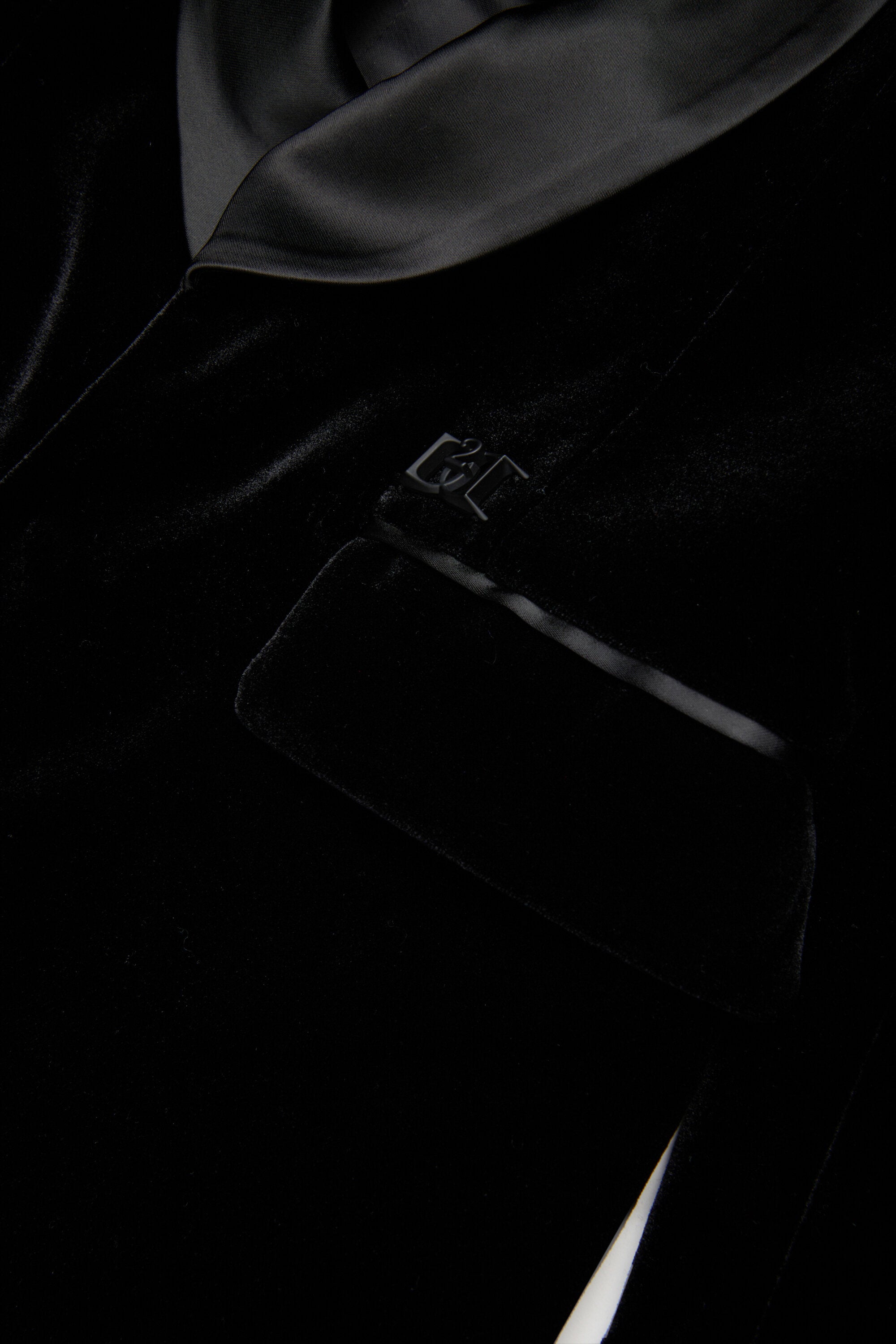 Velvet dress with D2 plaque