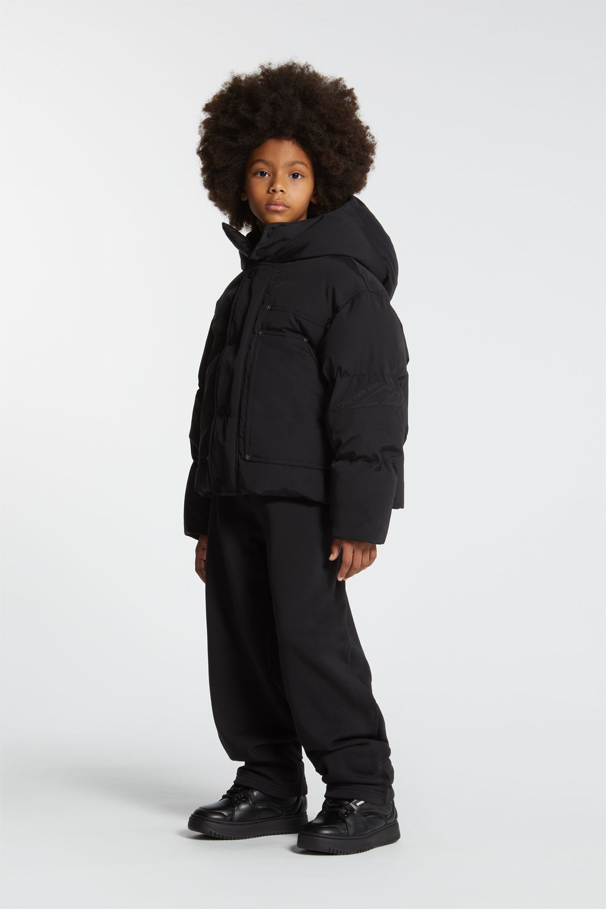 Chaqueta corta acolchada con capucha