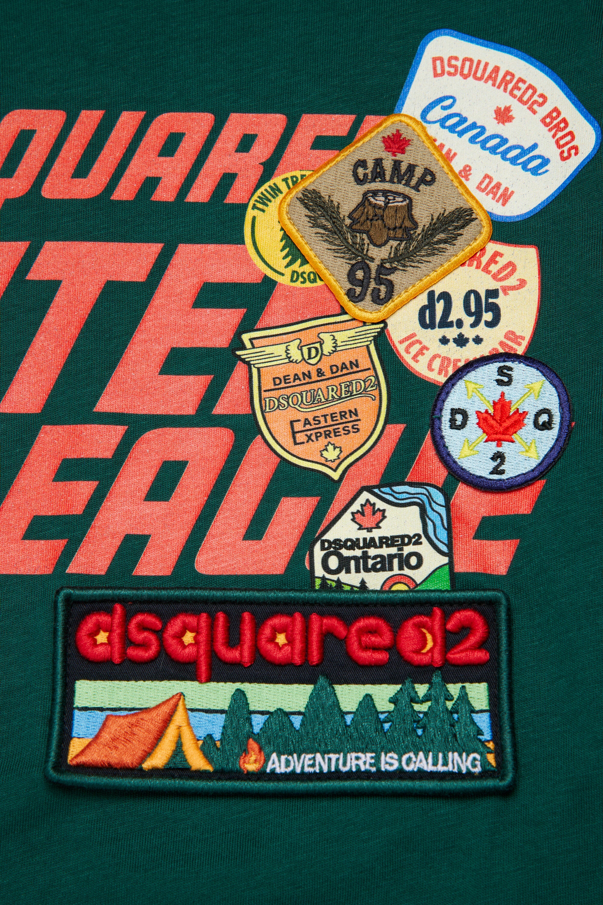 Camiseta con logo y aplicaciones de parches
