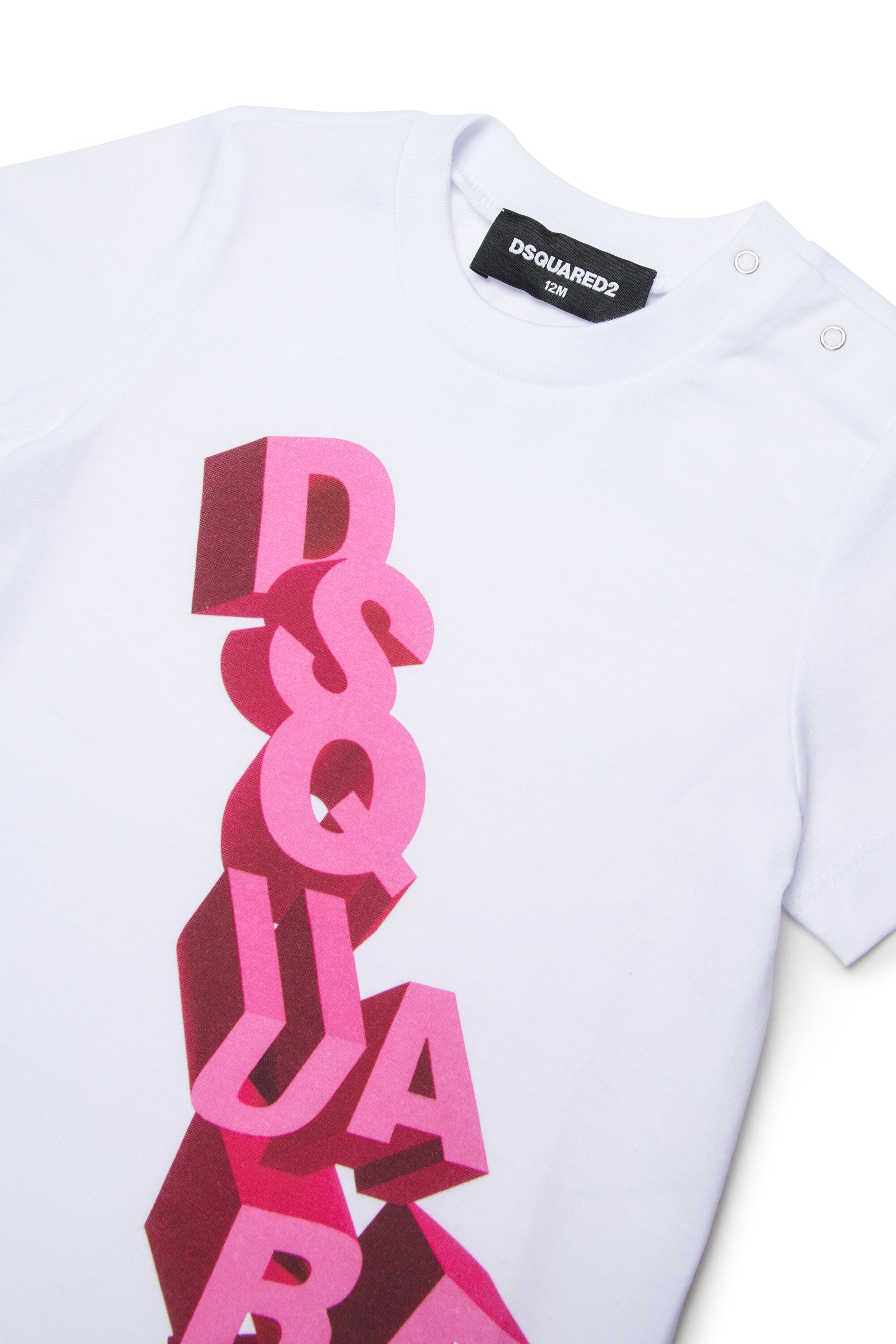 Camiseta con logo tridimensional