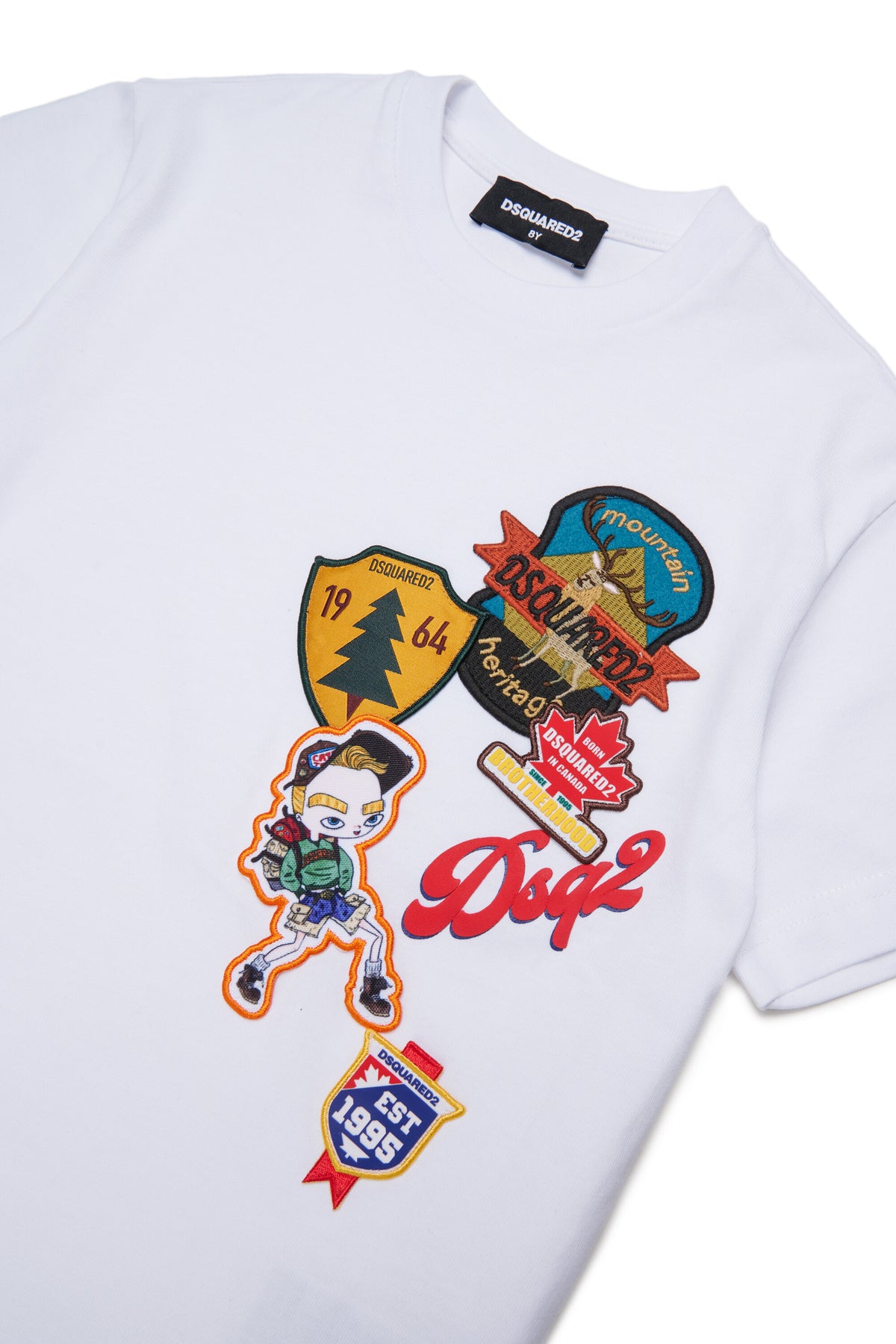 Camiseta con logo y parches aplicados