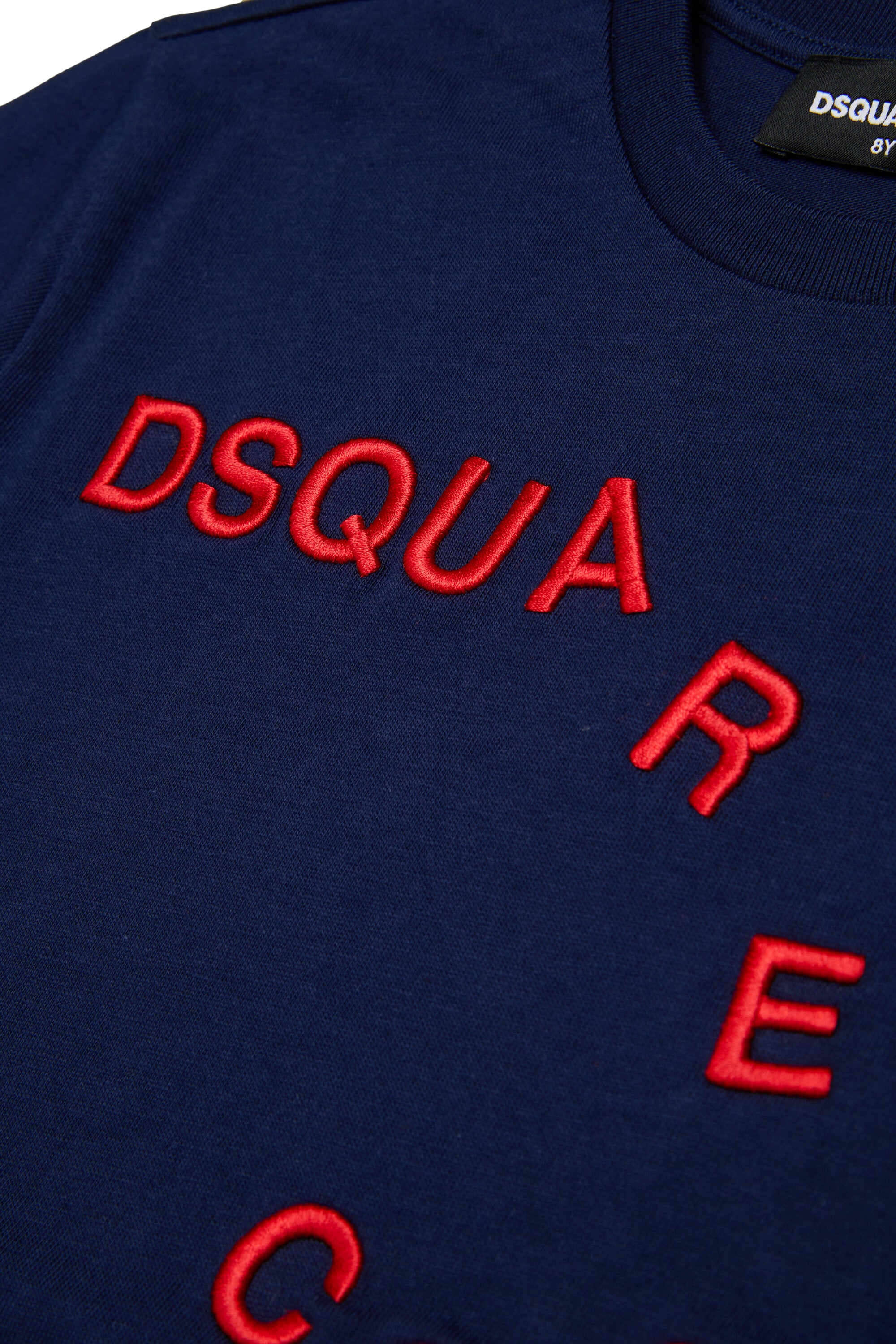 Camiseta con logo bordado en la parte delantera