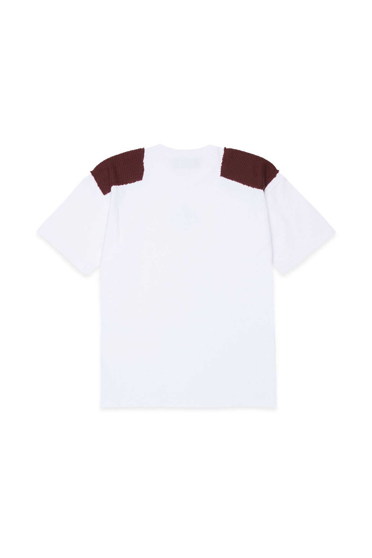 Camiseta con logo y hombros en contraste