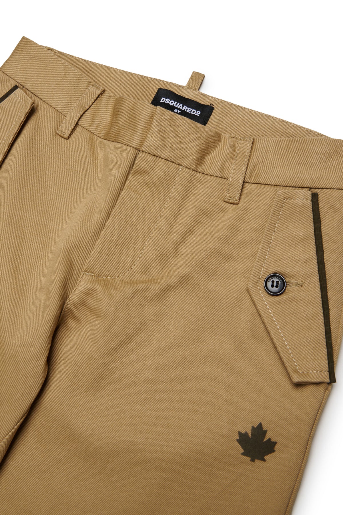 Pantalones chinos con detalle de bolsillos