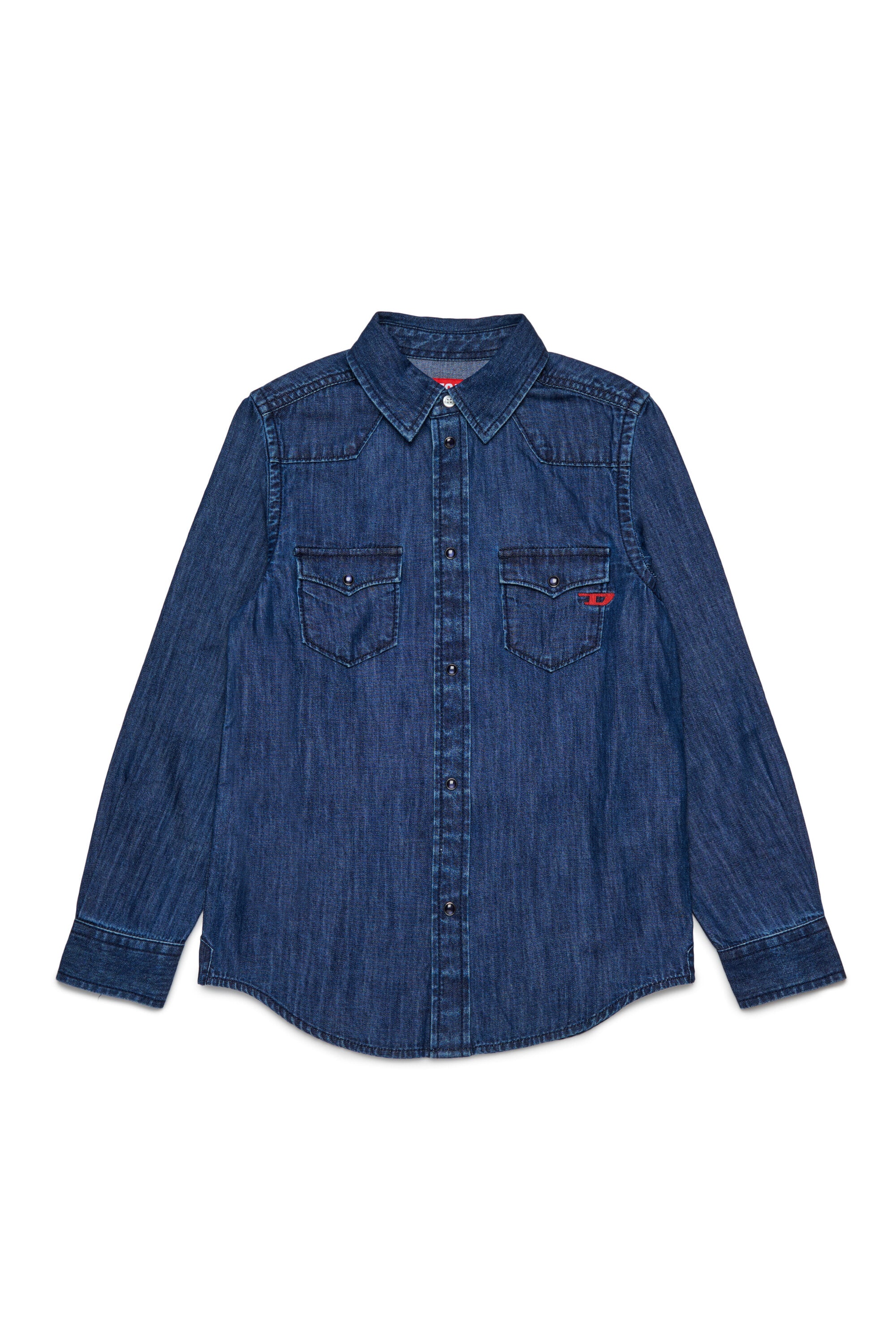 Camisa denim azul claro con D bordada