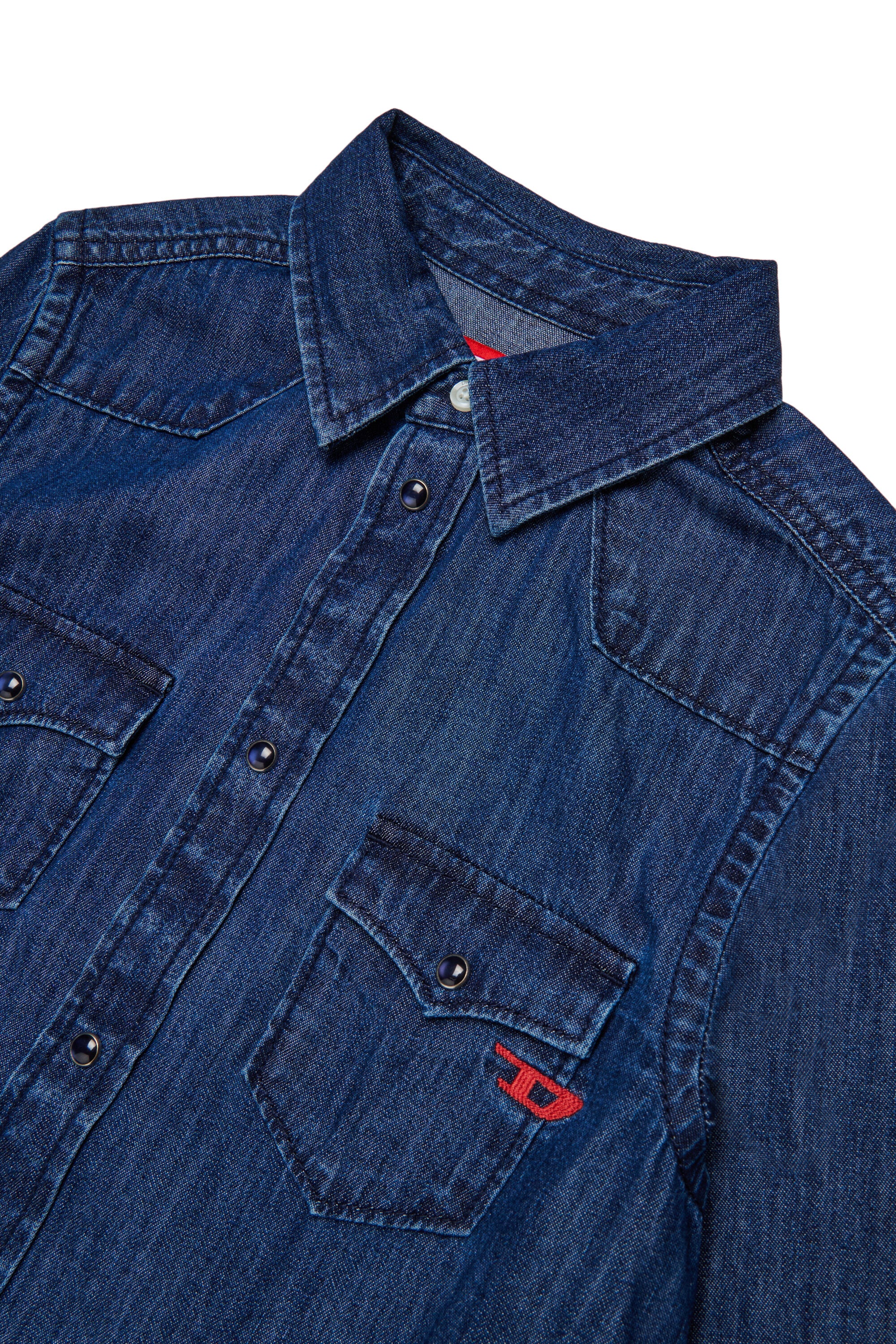 Camisa denim azul claro con D bordada