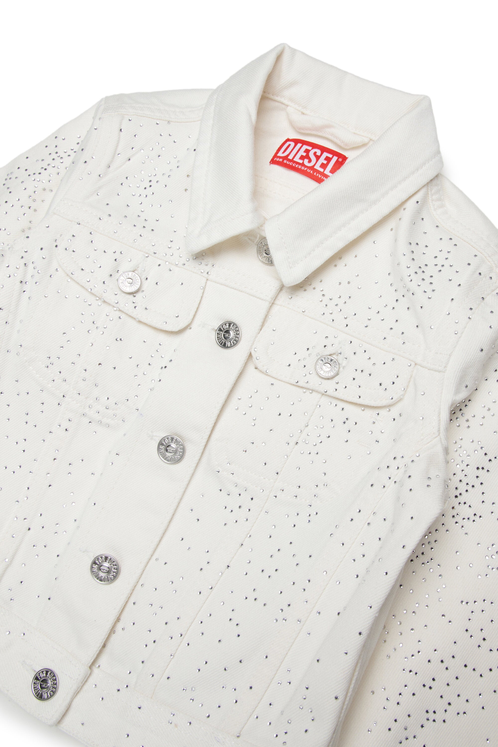 Chaqueta vaquera con microtachuelas por toda la prenda