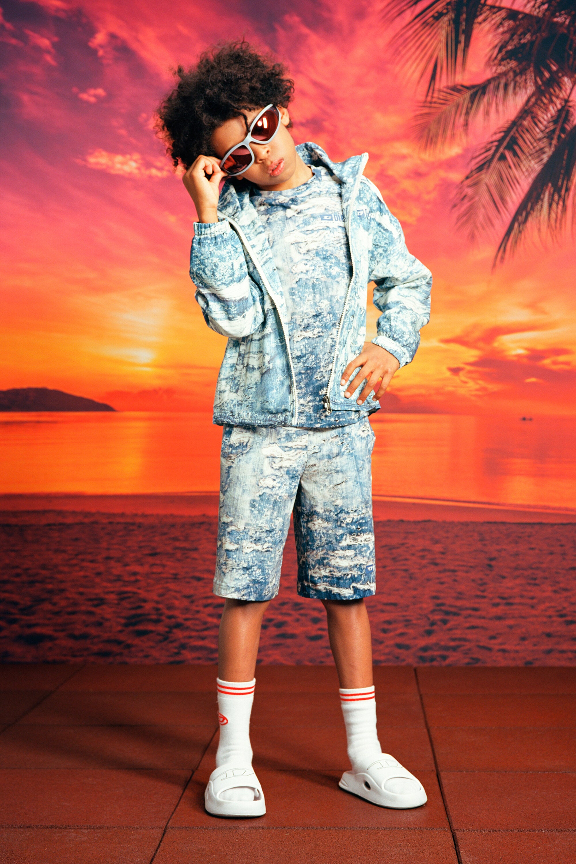 Shorts with ripped denim effect print