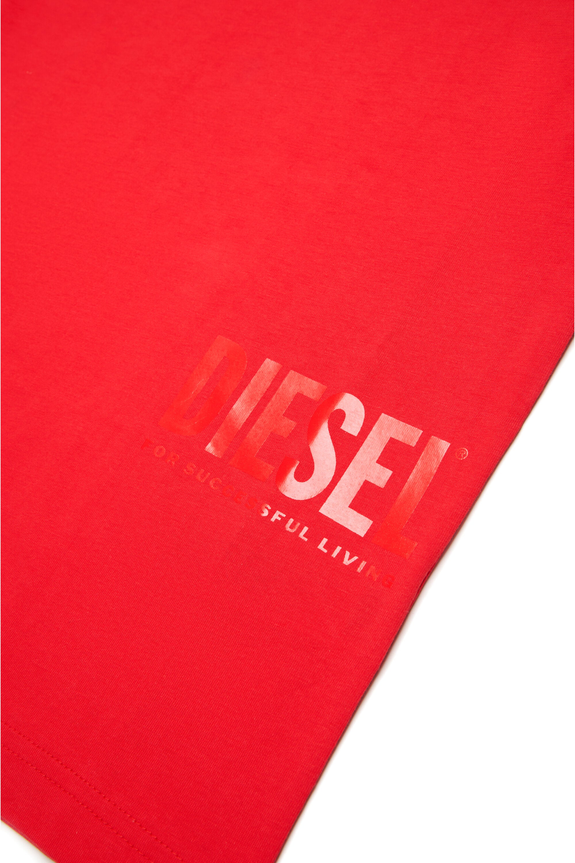 Camiseta con logotipo lateral