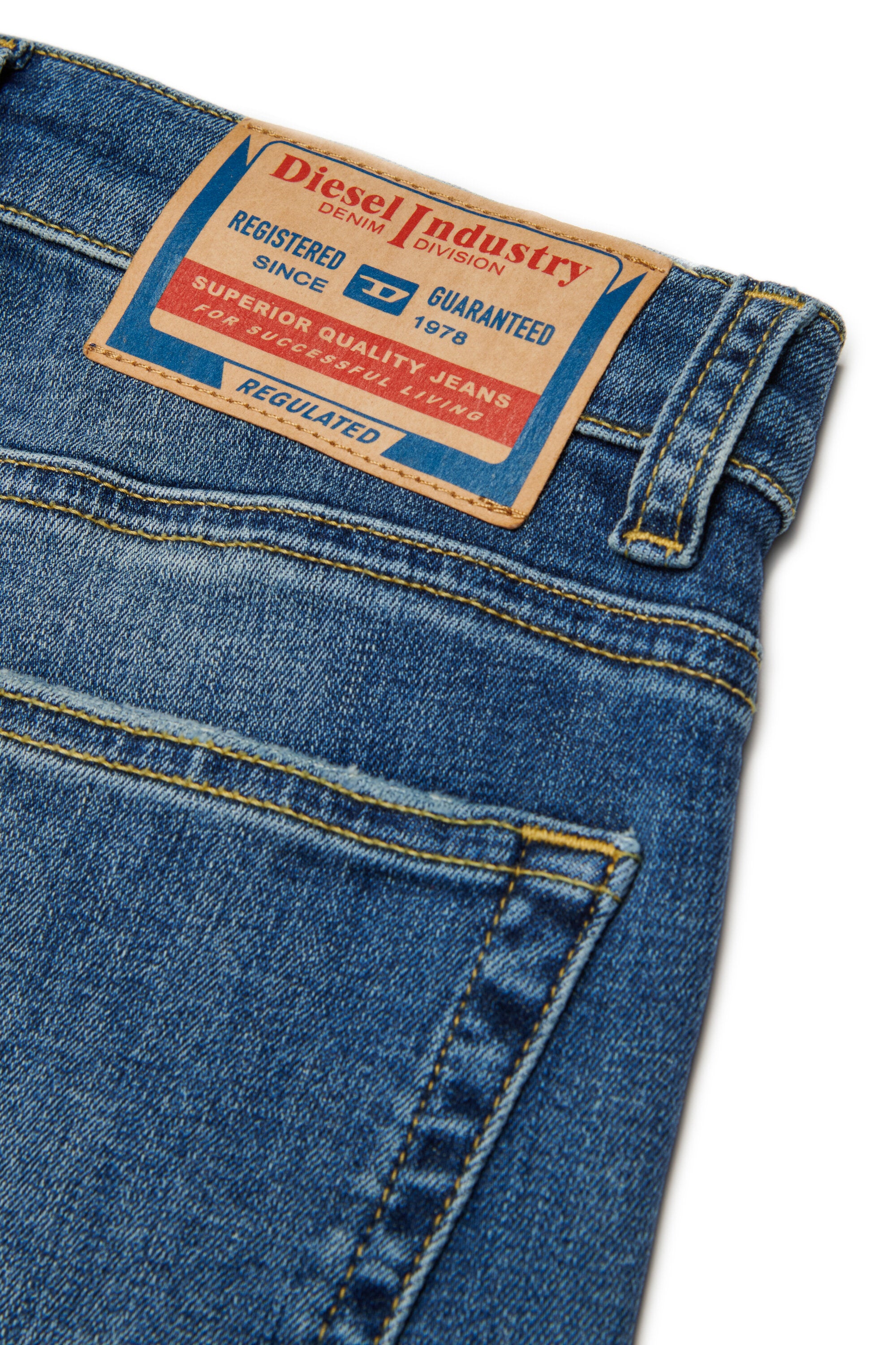 Jeans relaxed fit con lavado azul medio - D-Argjx