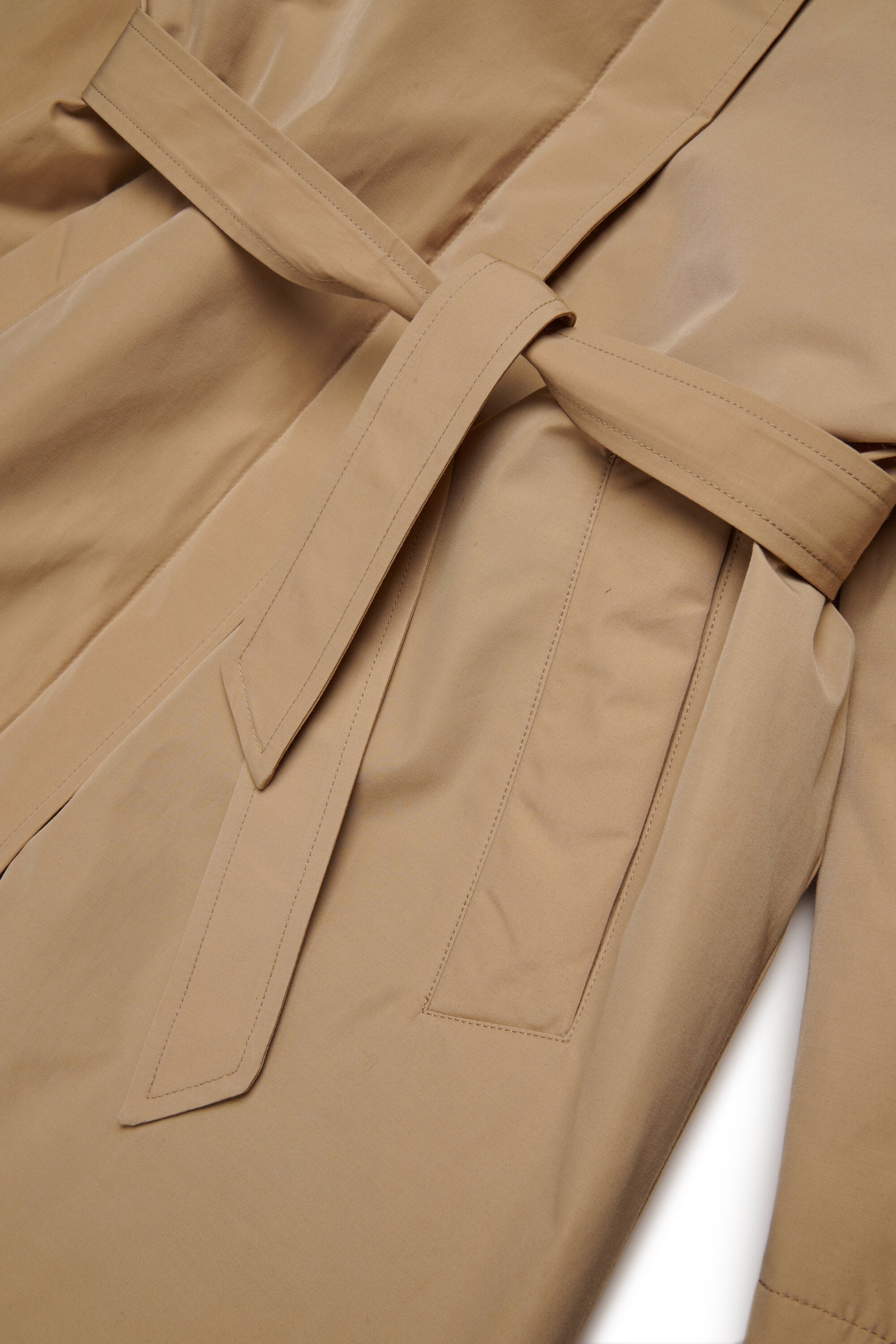 Gabardina larga con capucha y ribete en chándal