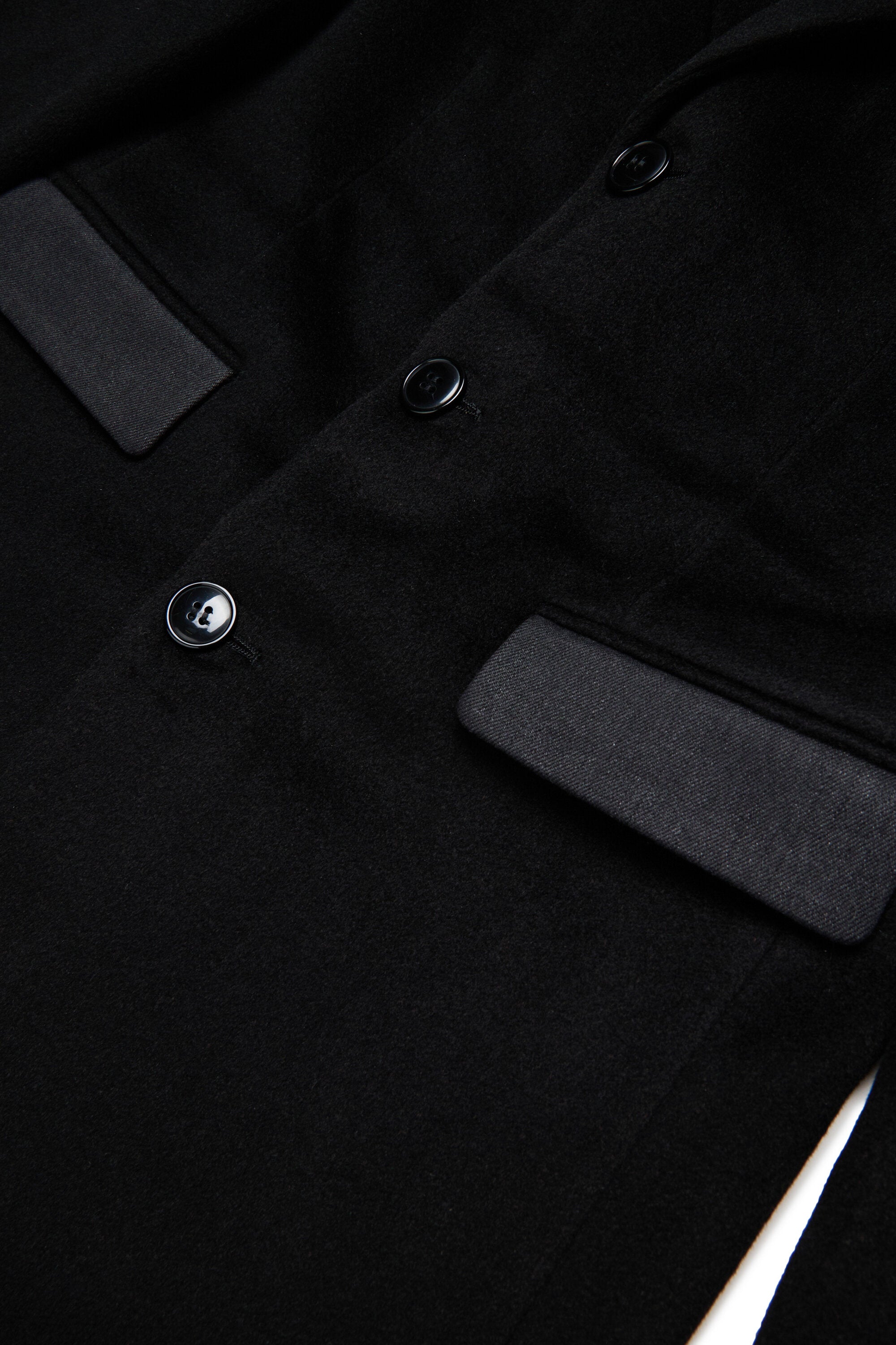 Abrigo de botonadura sencilla con detalles denim