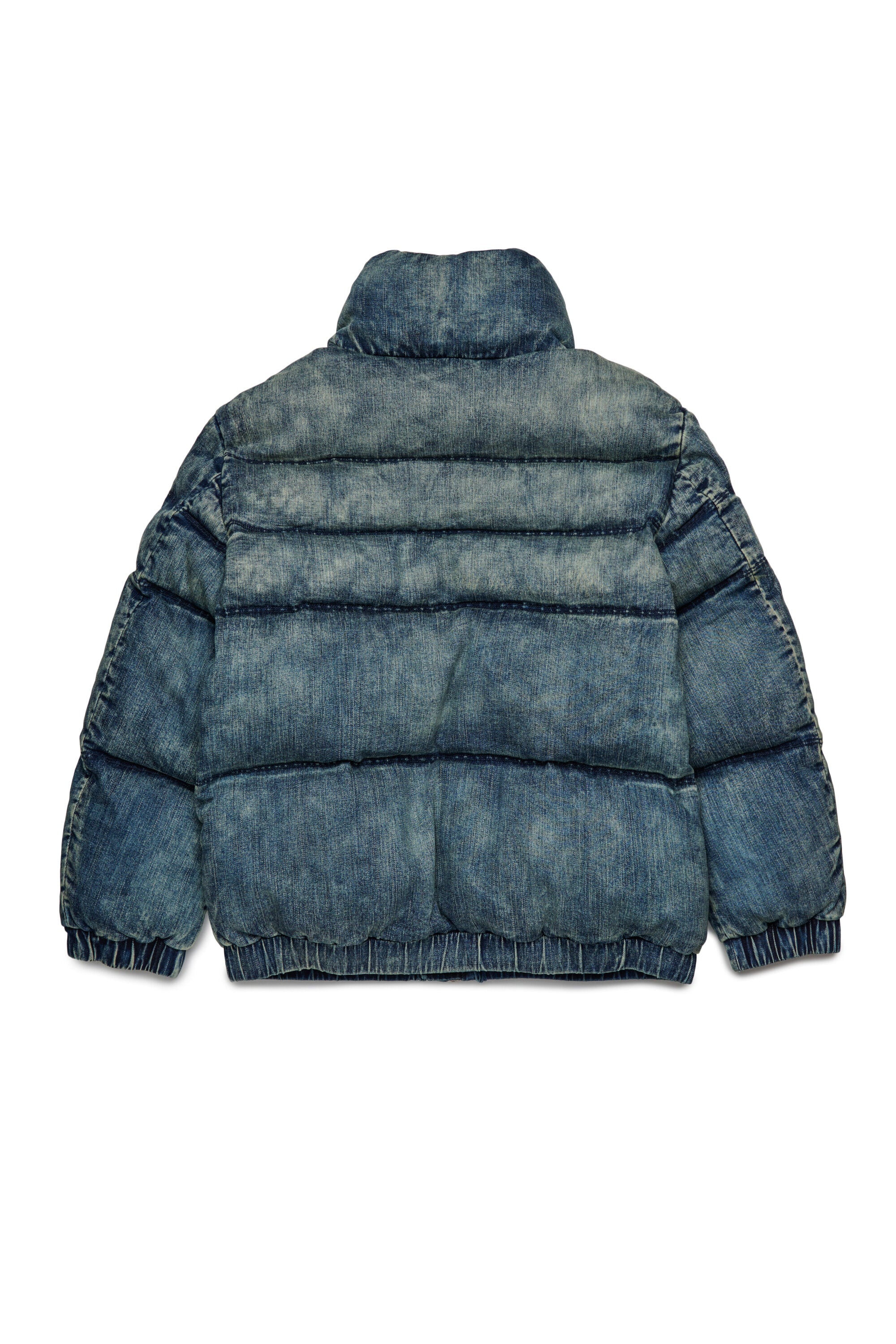 Chaqueta corta acolchada en denim efecto sucio