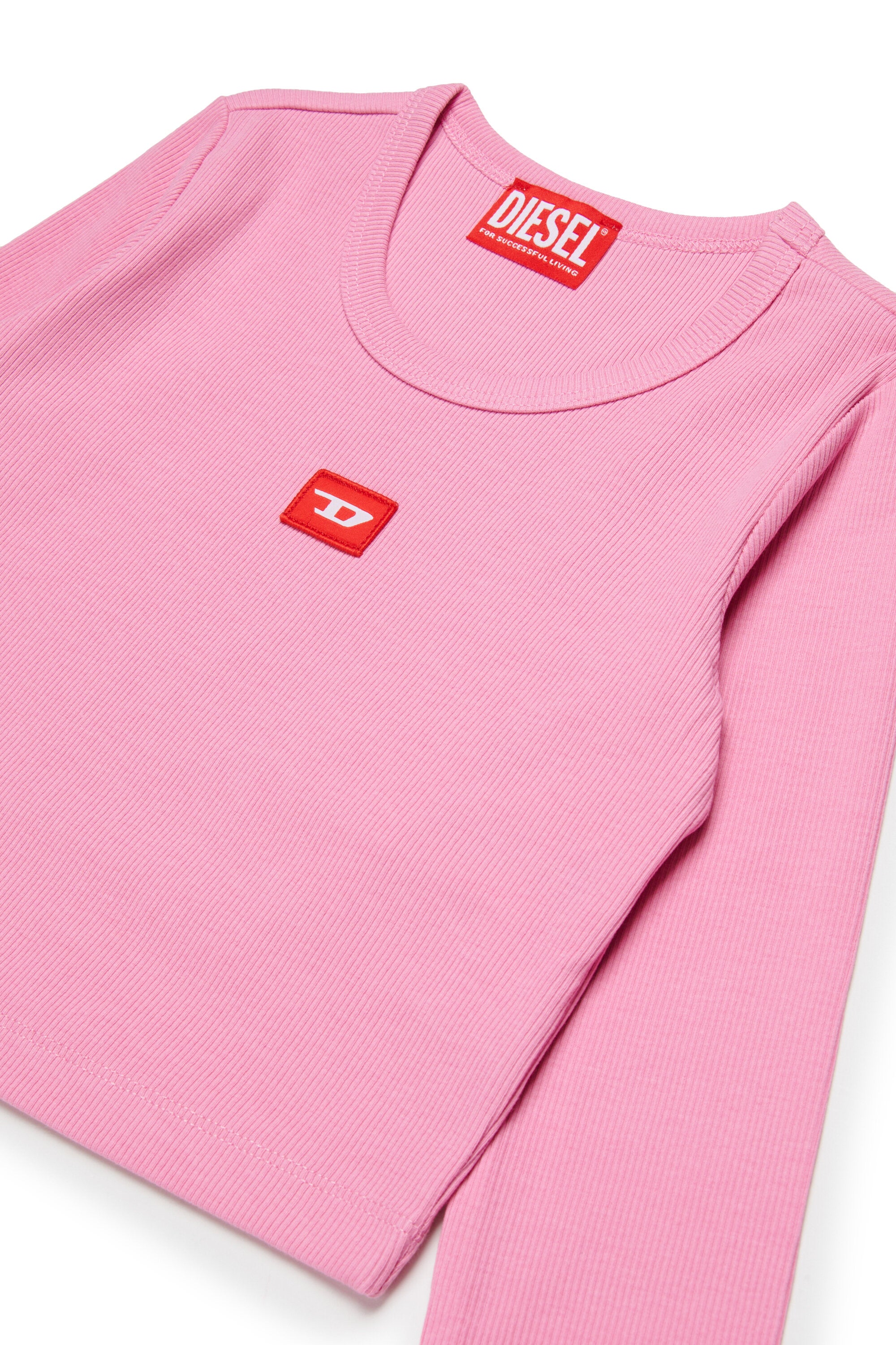 Camiseta de punto elástico con parche D rojo