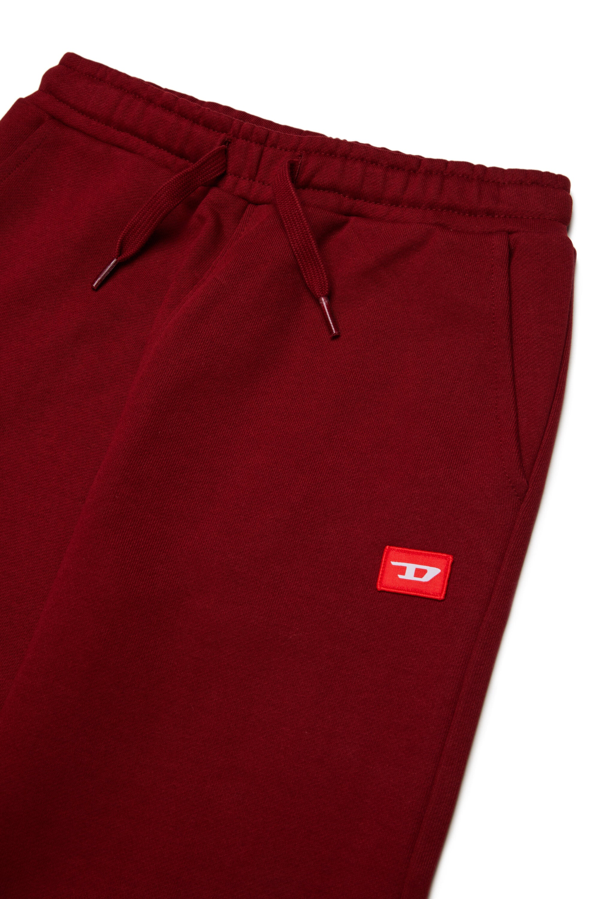 Pantalones deportivos con parche D rojo