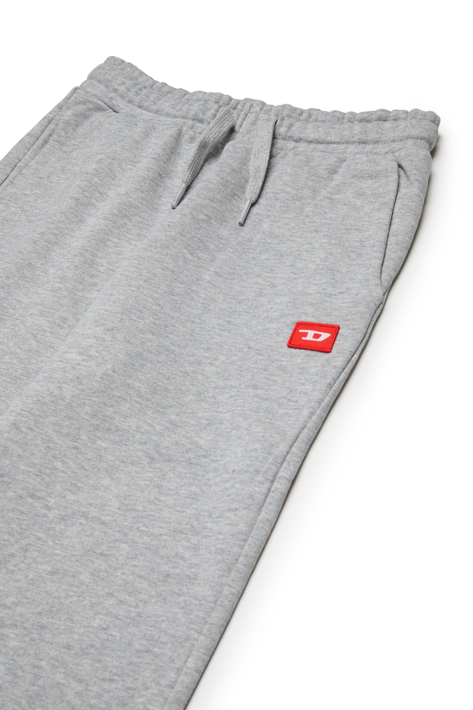 Pantalones deportivos con parche D rojo
