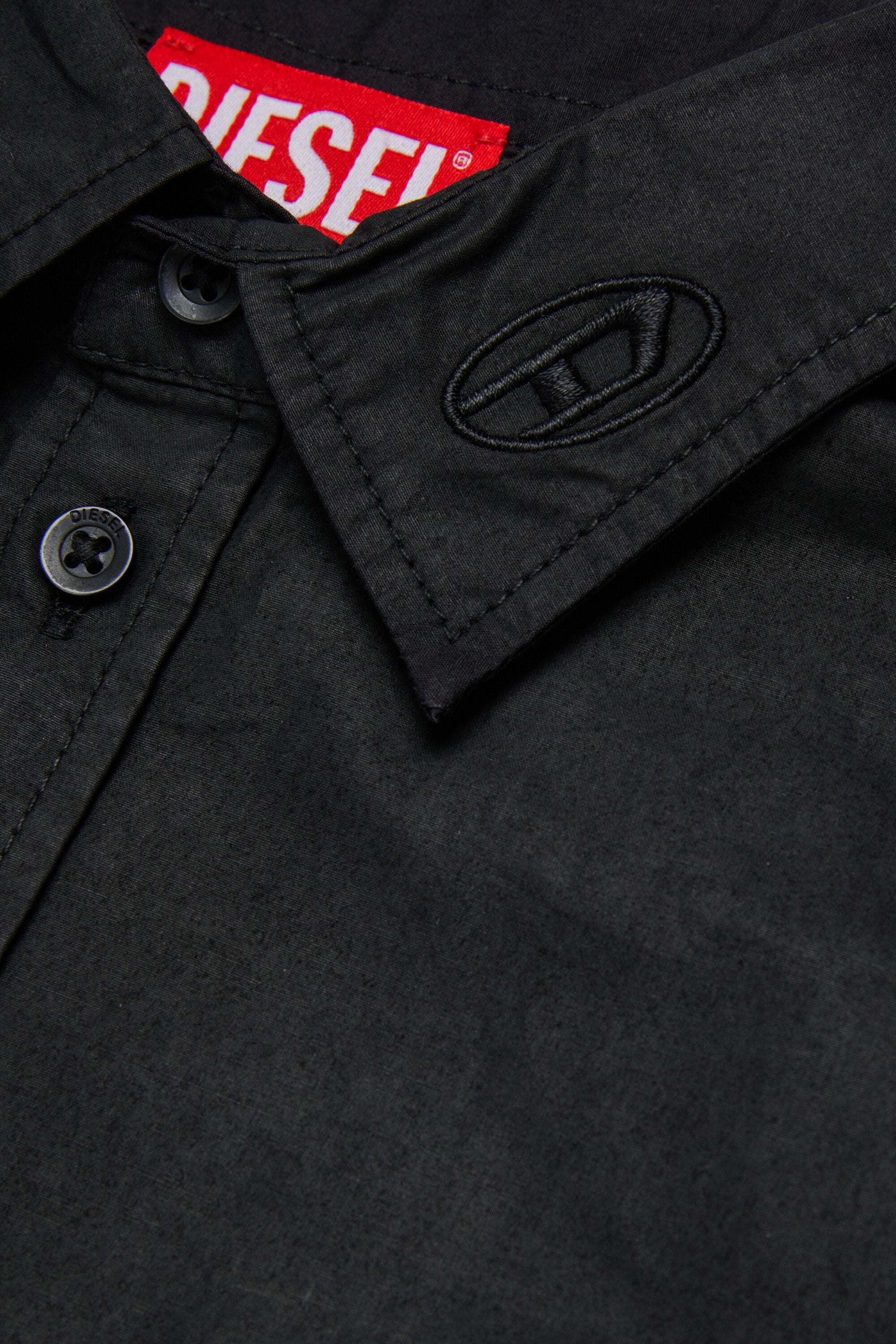 Camisa de popelín brillante con logotipo en el cuello