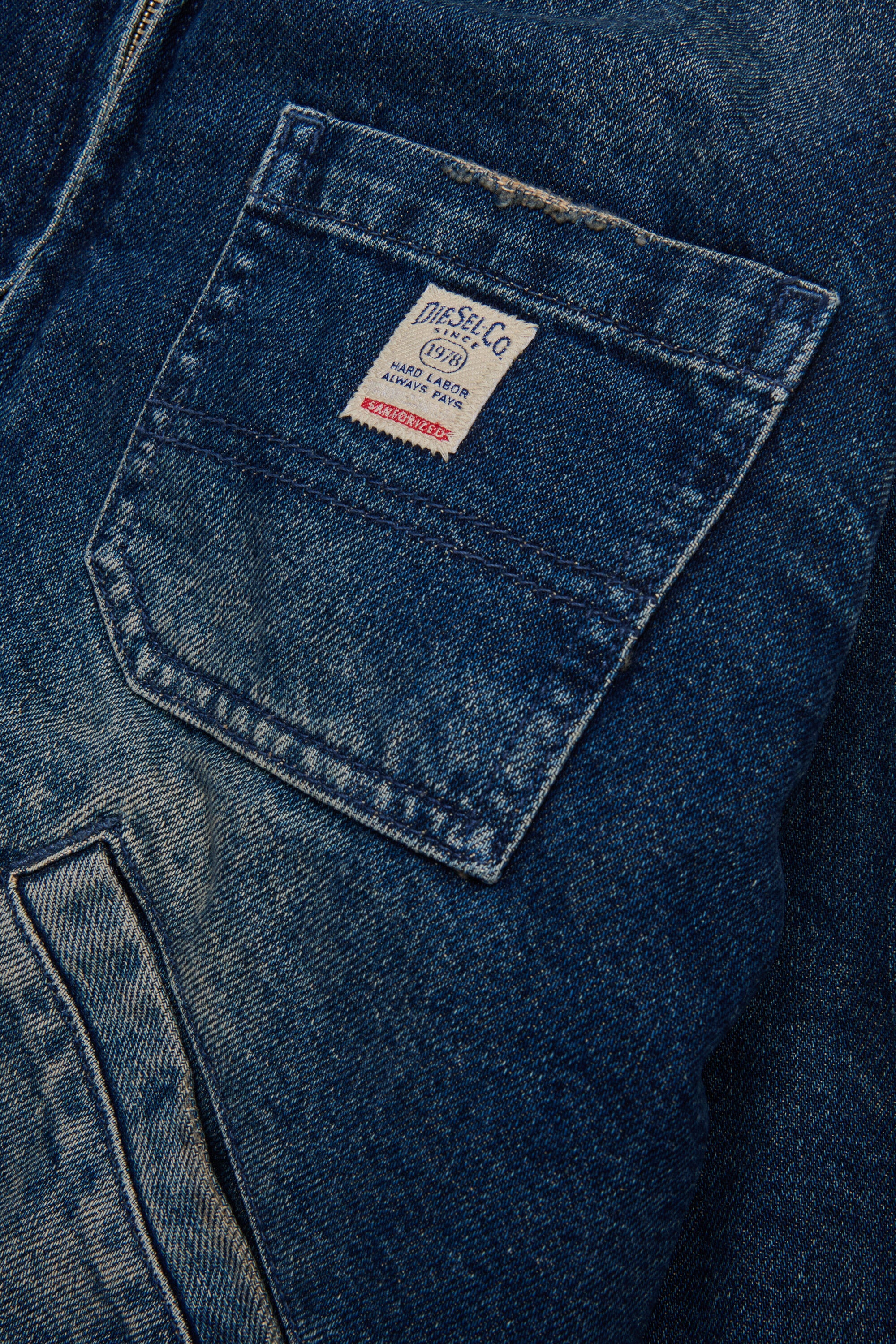 Cazadora vaquera efecto sucio con cuello de peluche