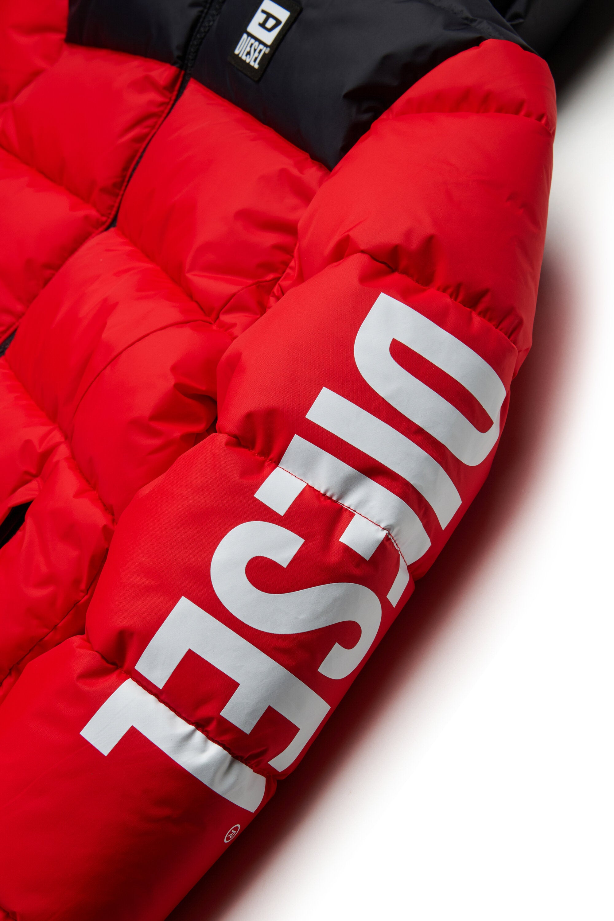 Chaqueta acolchada con logotipo