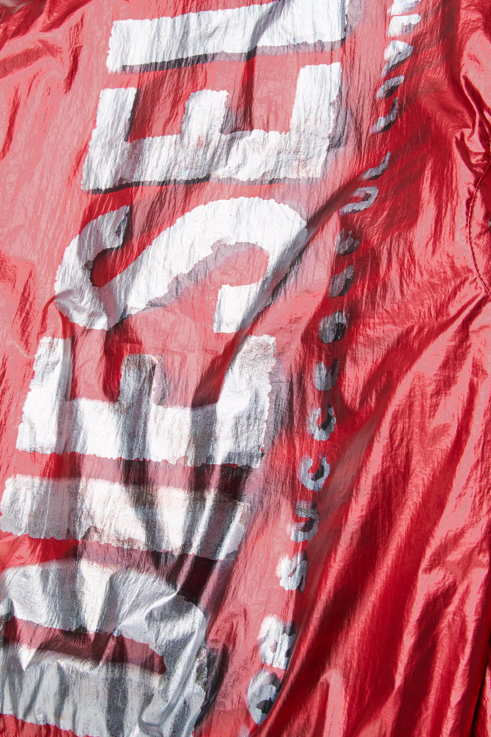 Chaqueta cortavientos con logo estampado