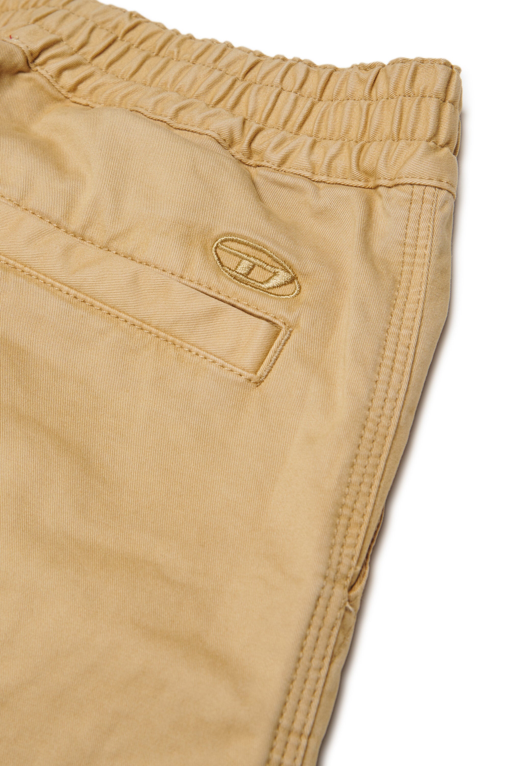 Pantalones cargo con bolsillos aplicados