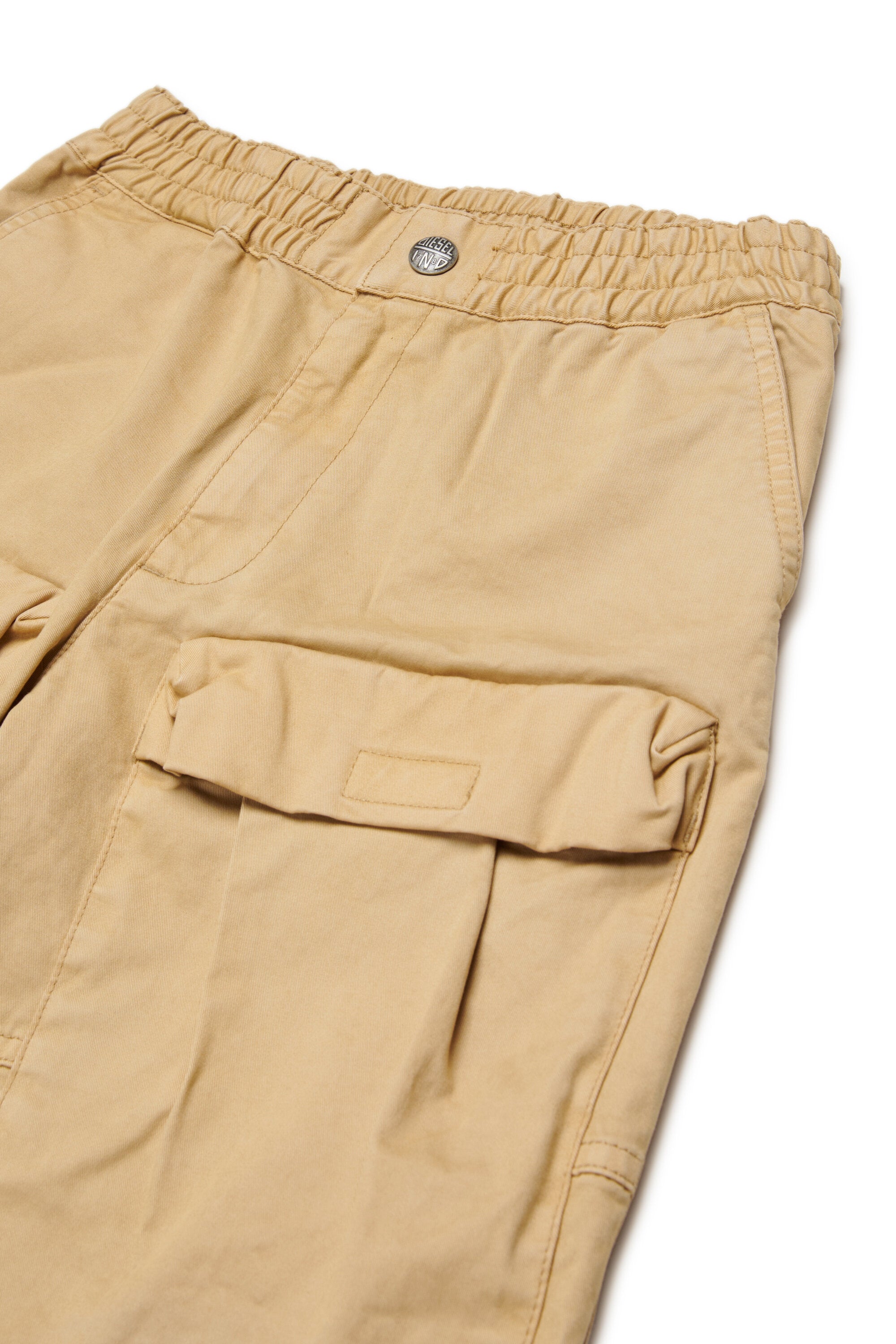 Shorts cargo con logo bordado