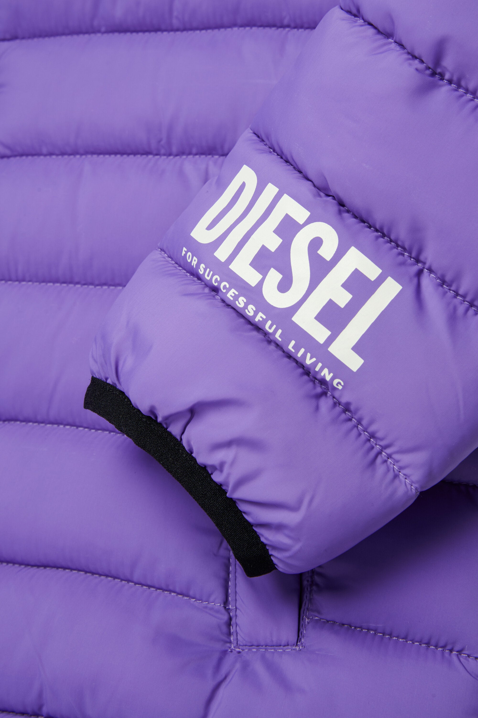 Chaqueta acolchada con logo estampado