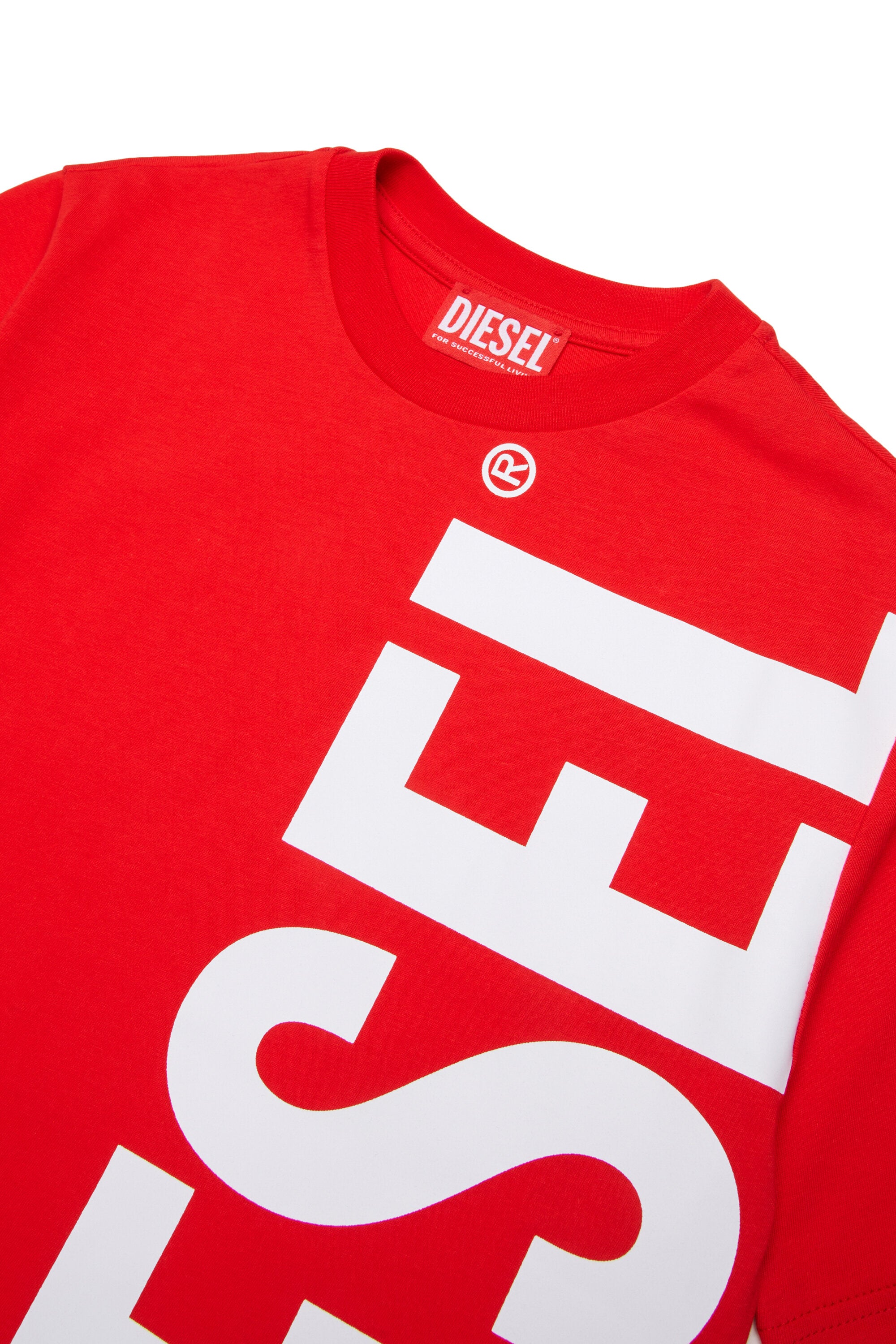 Camiseta con logotipo vertical