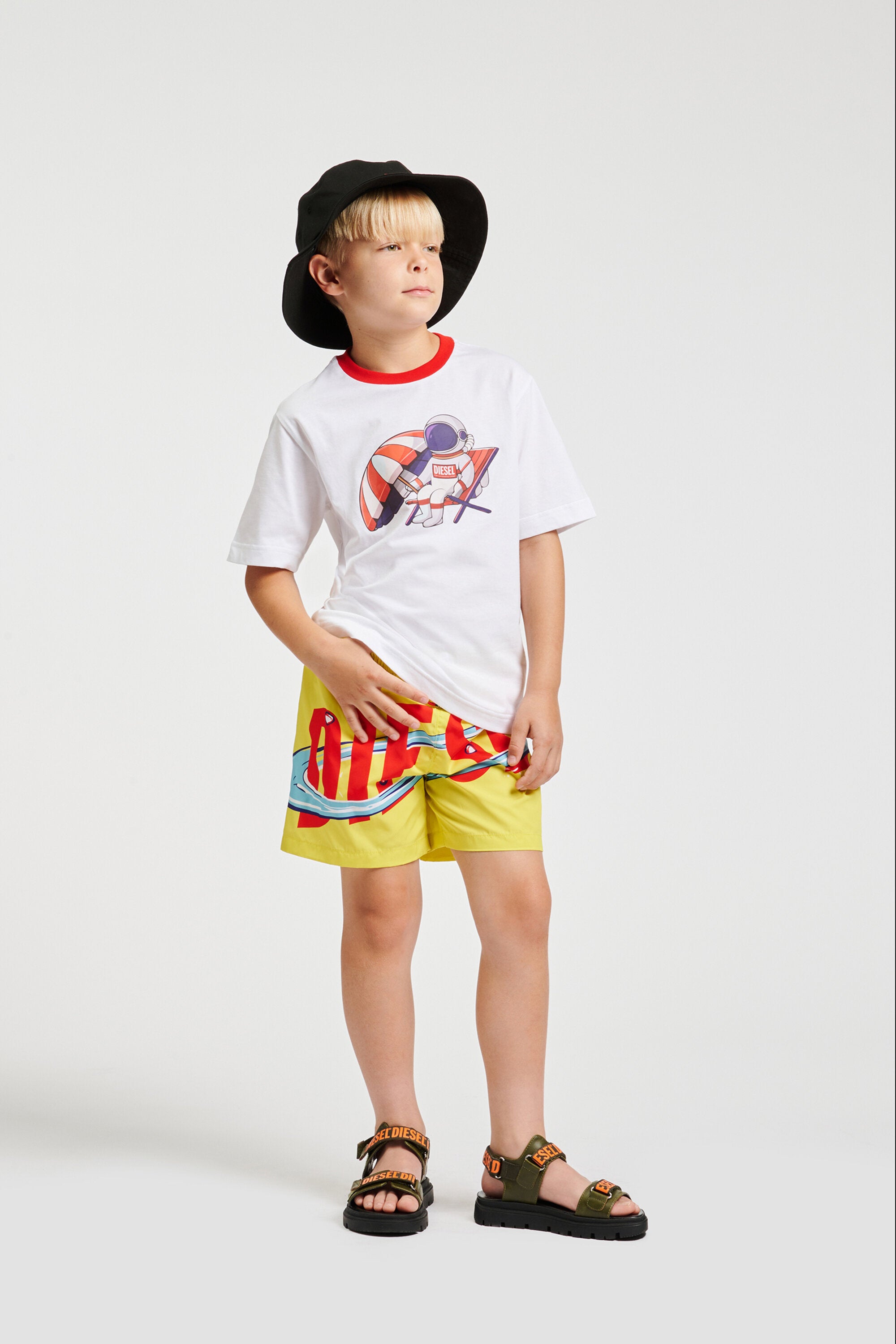 Camiseta con logo y estampado de astronauta