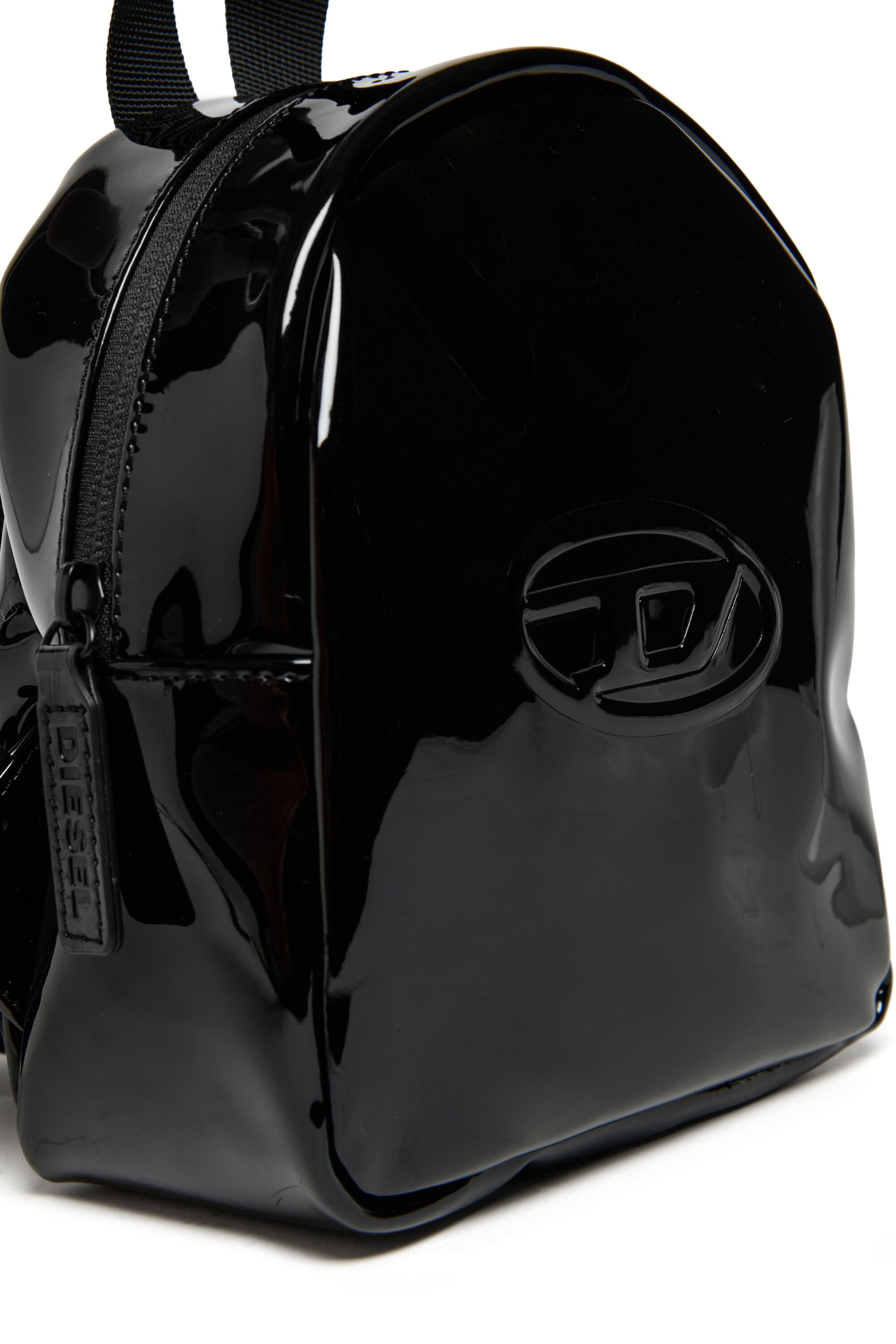 Mochila compacta con logotipo en relieve