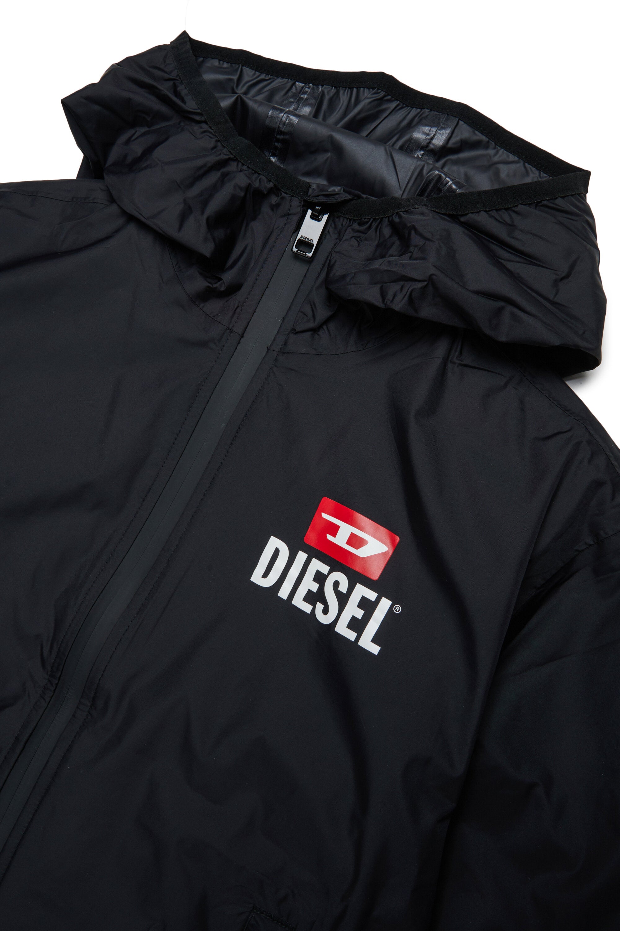 Chaqueta cortavientos con logo estampado