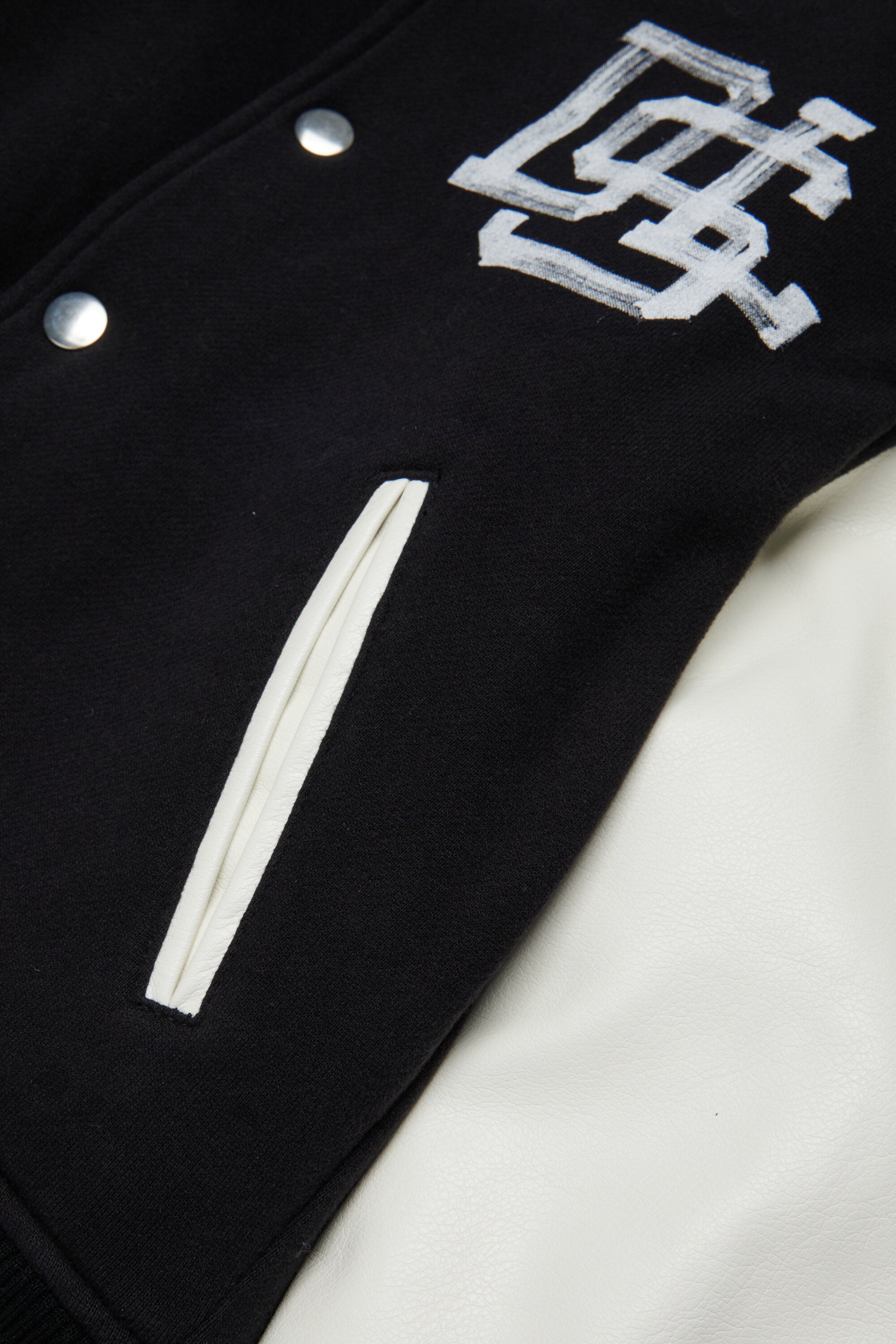 Cazadora bomber con logo estampado