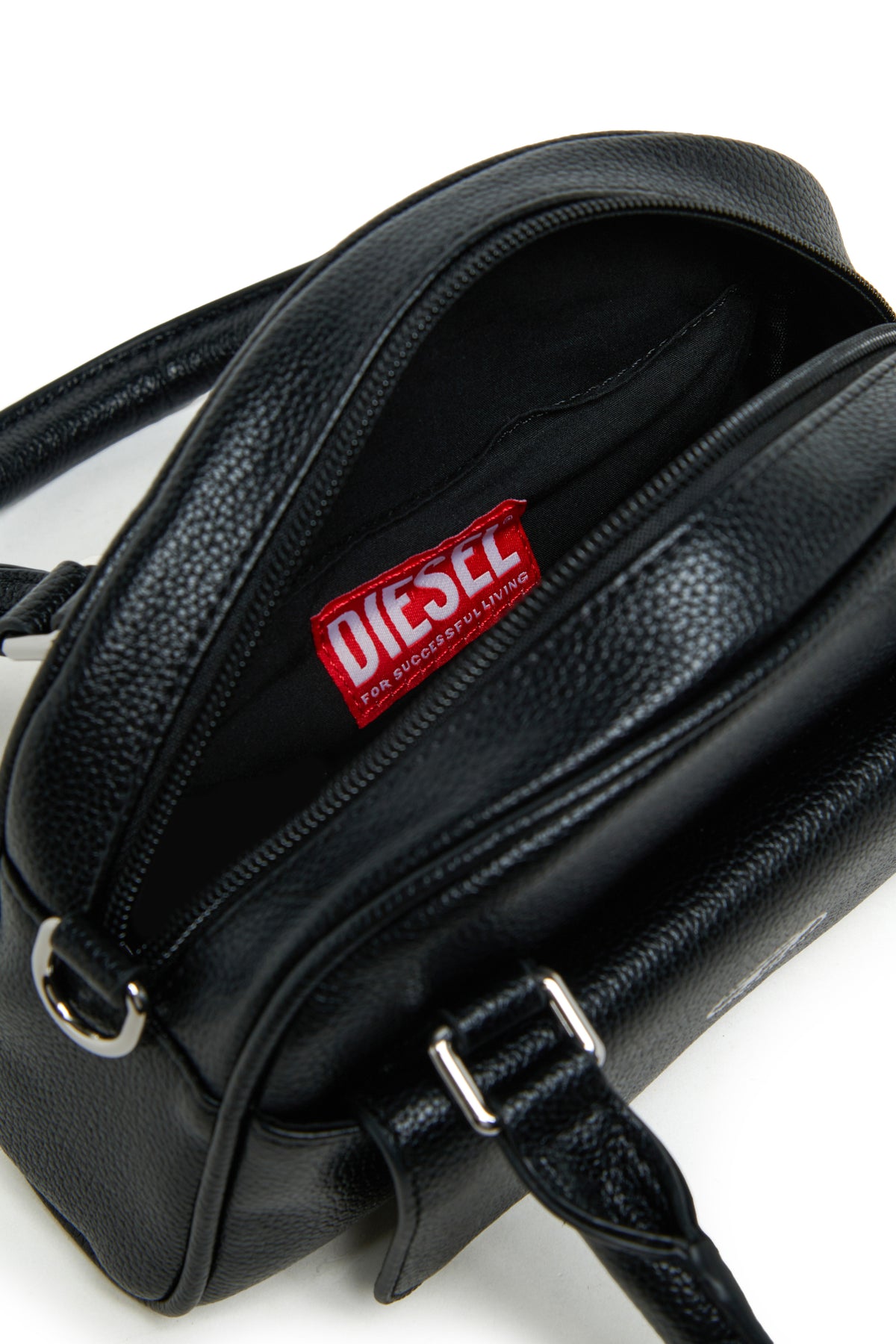 Bolso con logo en la parte frontal