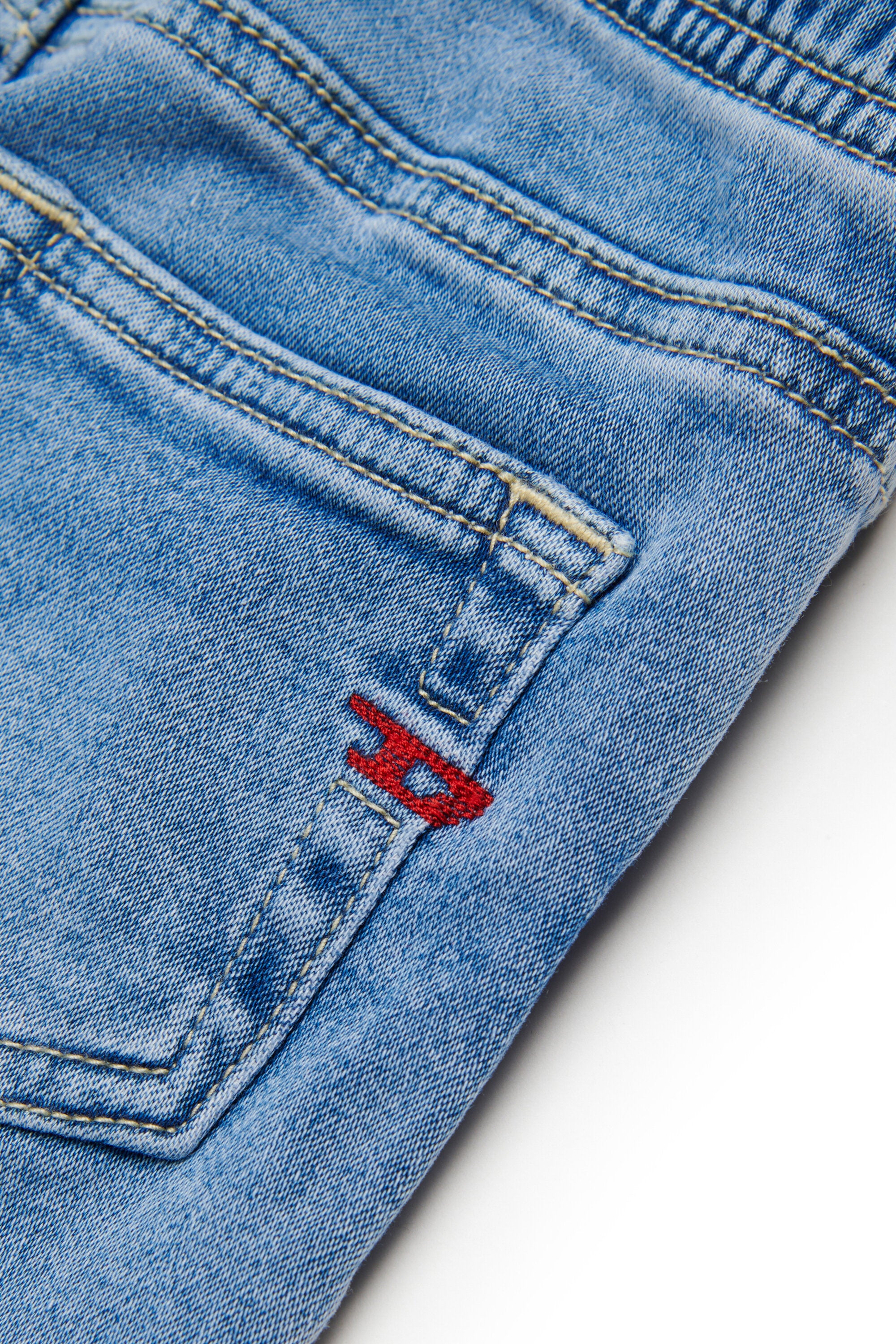 JoggJeans® relaxed fit con lavado azul claro - D-Marcie