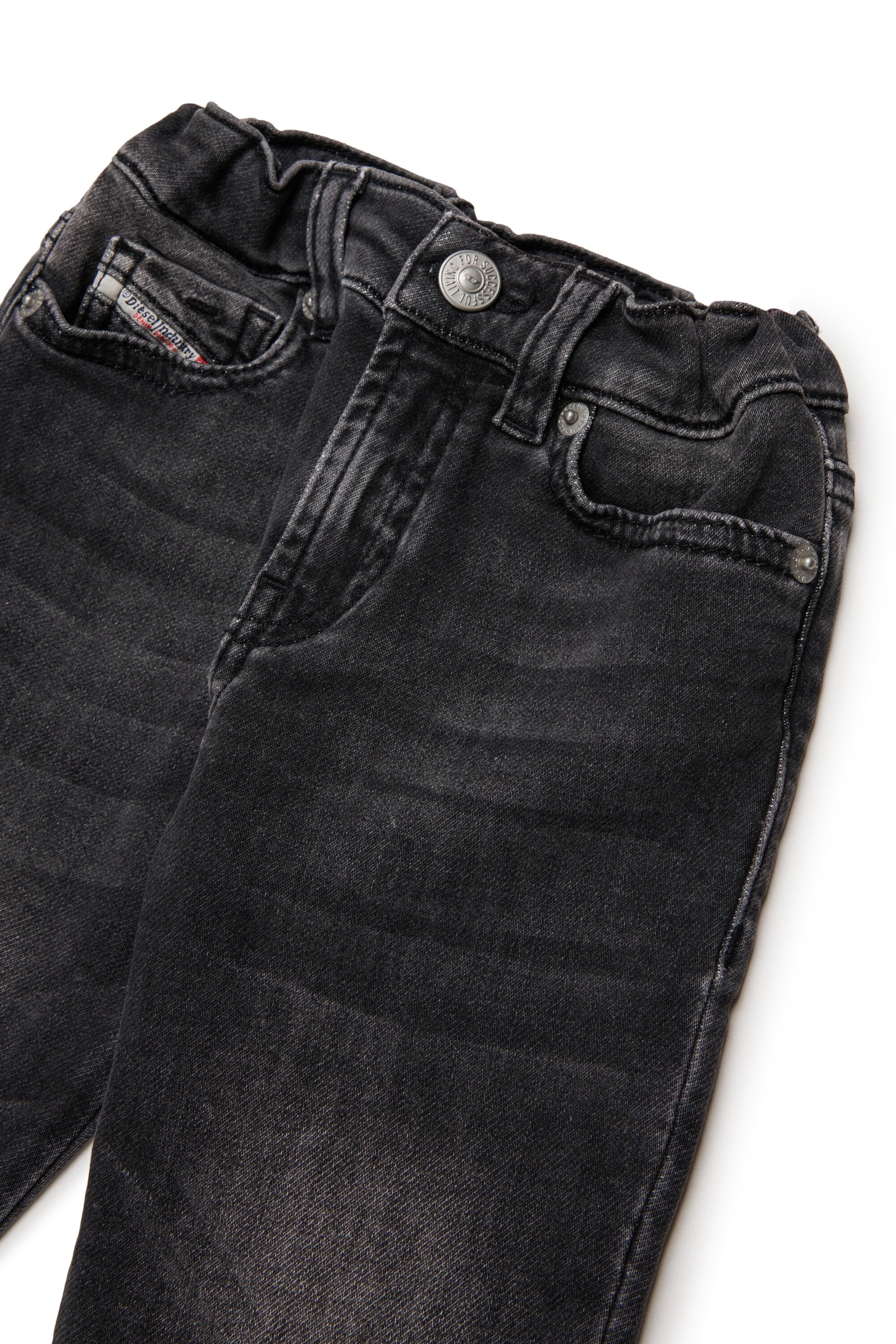 Jeans corte regular lavado negro