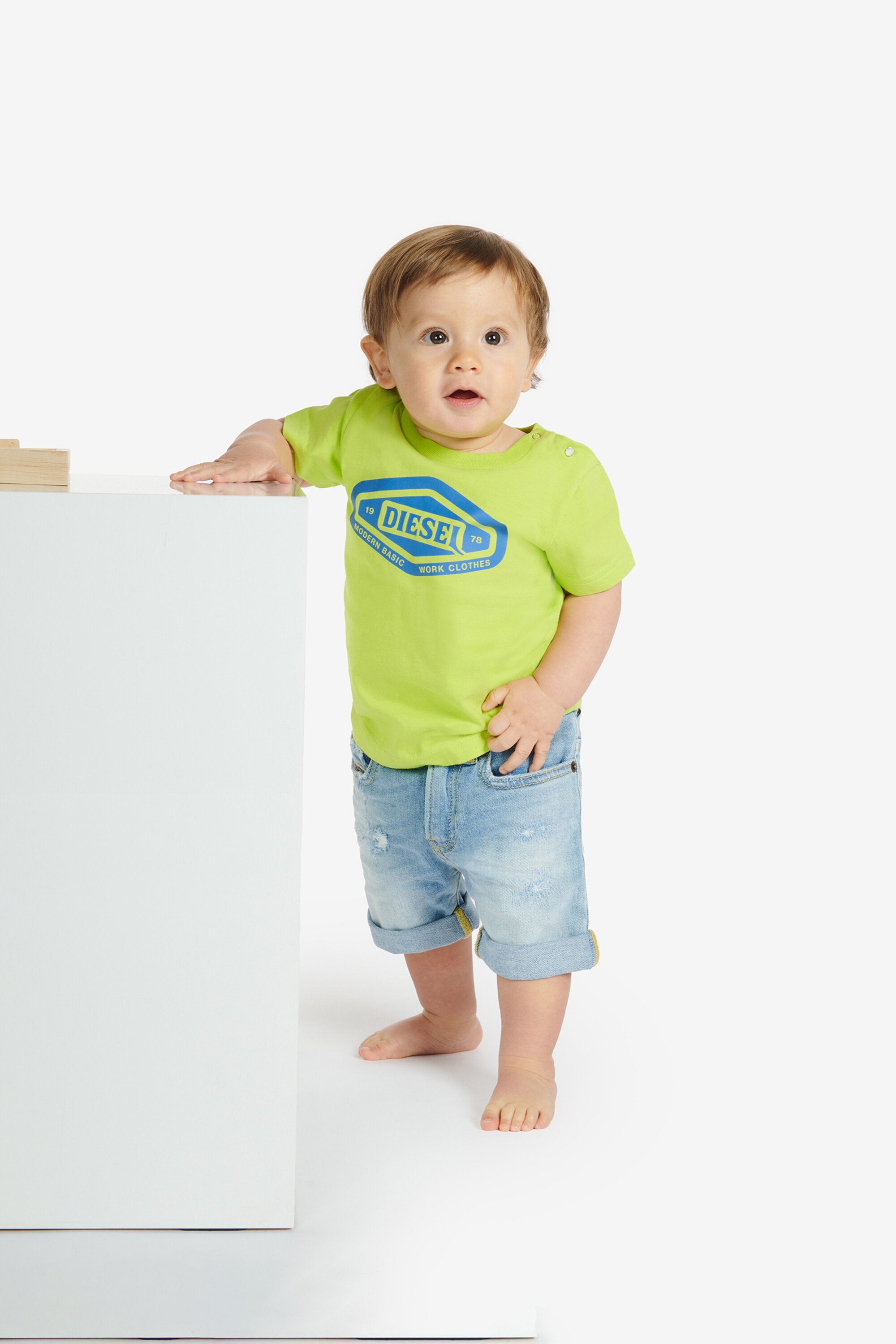 Pantalones cortos vaqueros de color claro con rozaduras