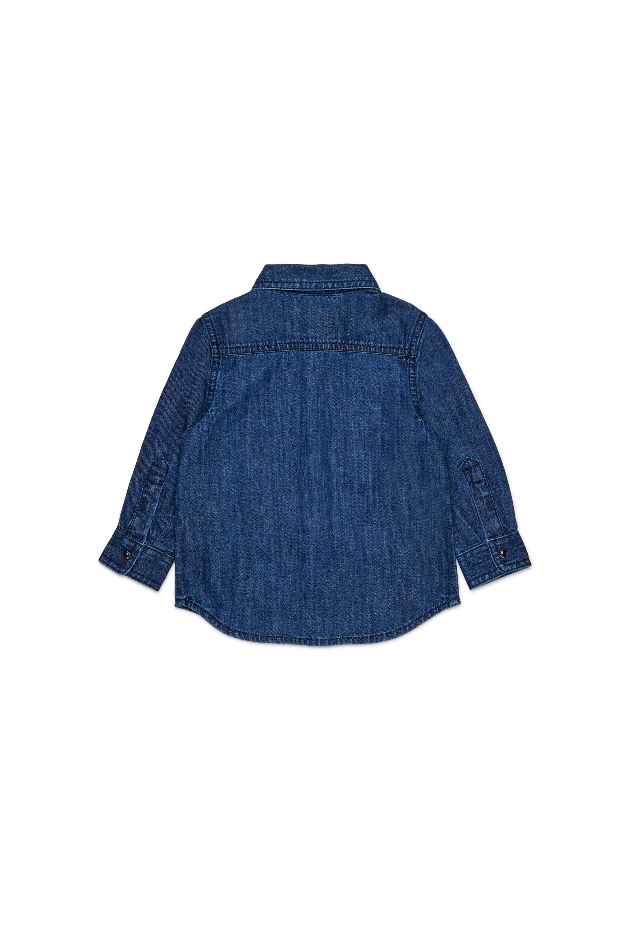 Camisa denim azul claro con D bordada