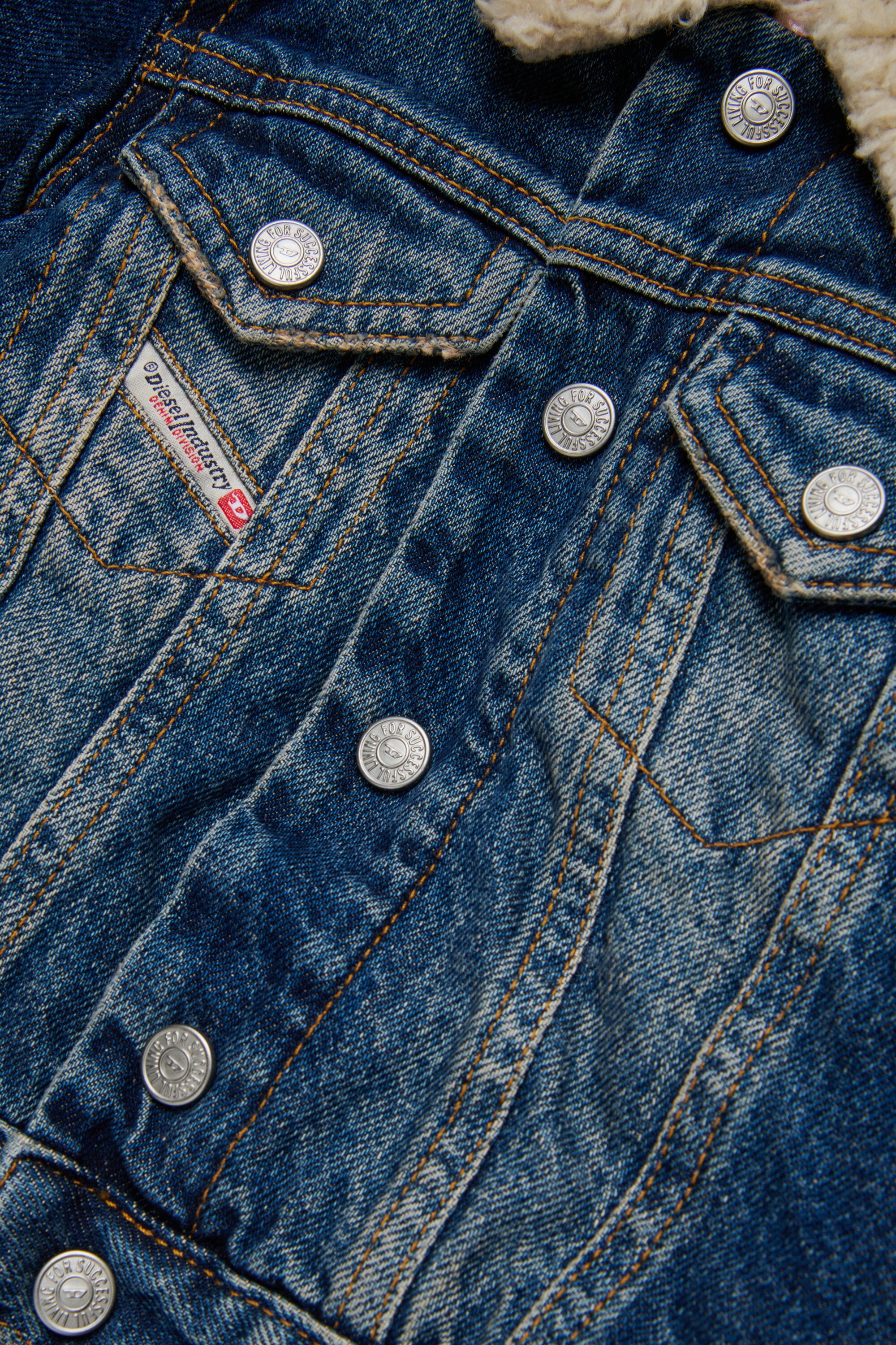 Cazadora vaquera efecto sucio con interior de peluche