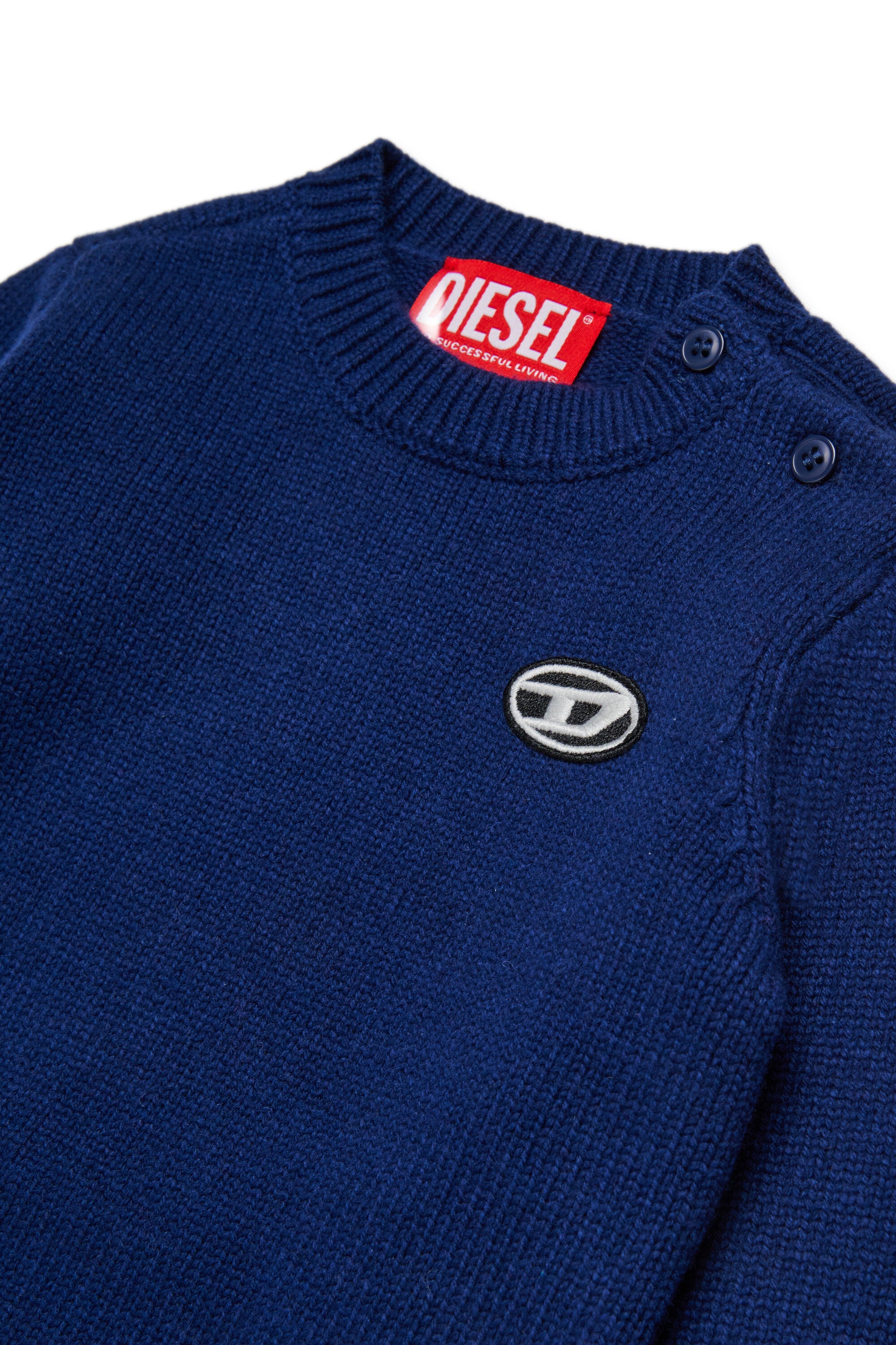 Jersey en mezcla de cachemira con parche ovalado en forma de D