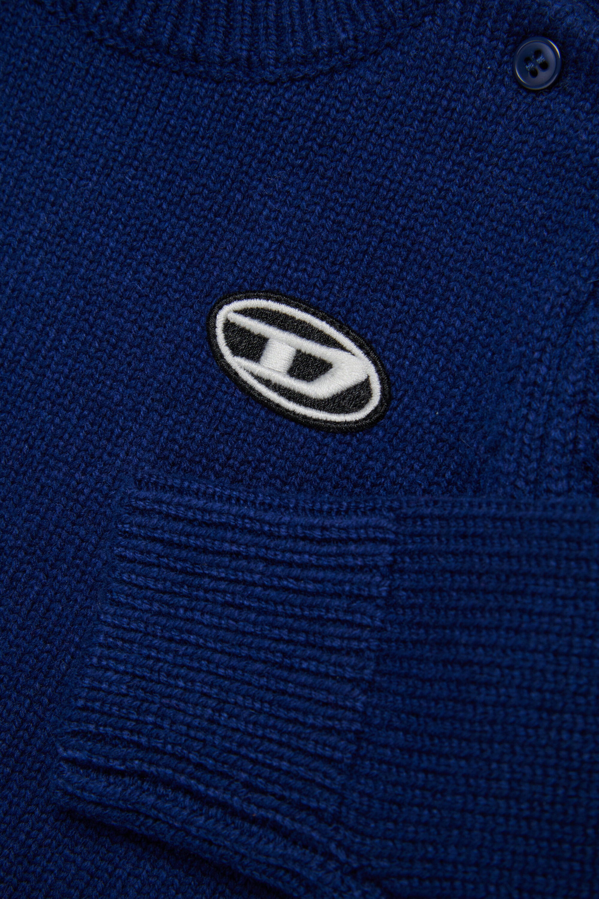 Jersey en mezcla de cachemira con parche ovalado en forma de D