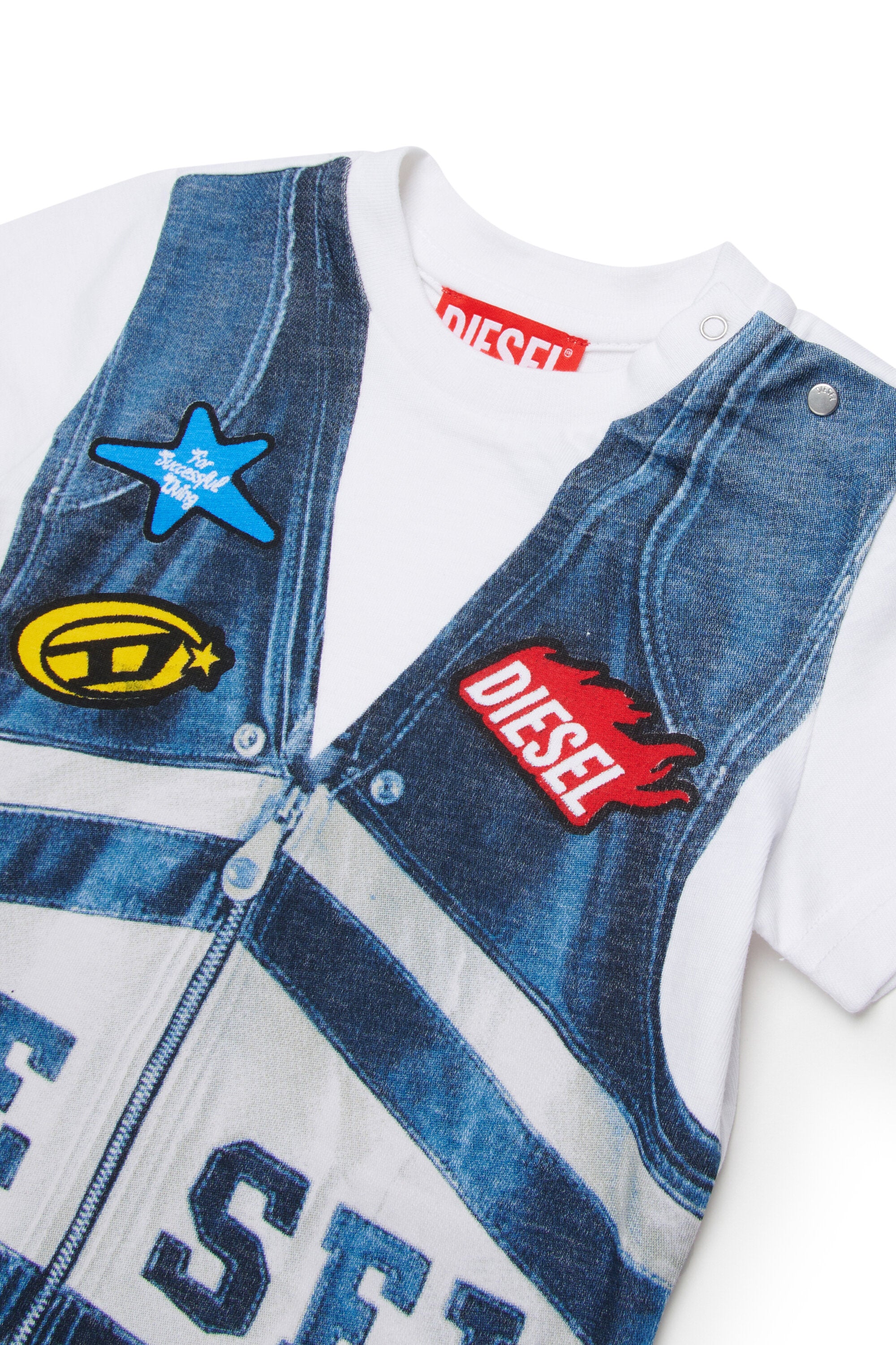 Camiseta con estampado efecto chaleco vaquero